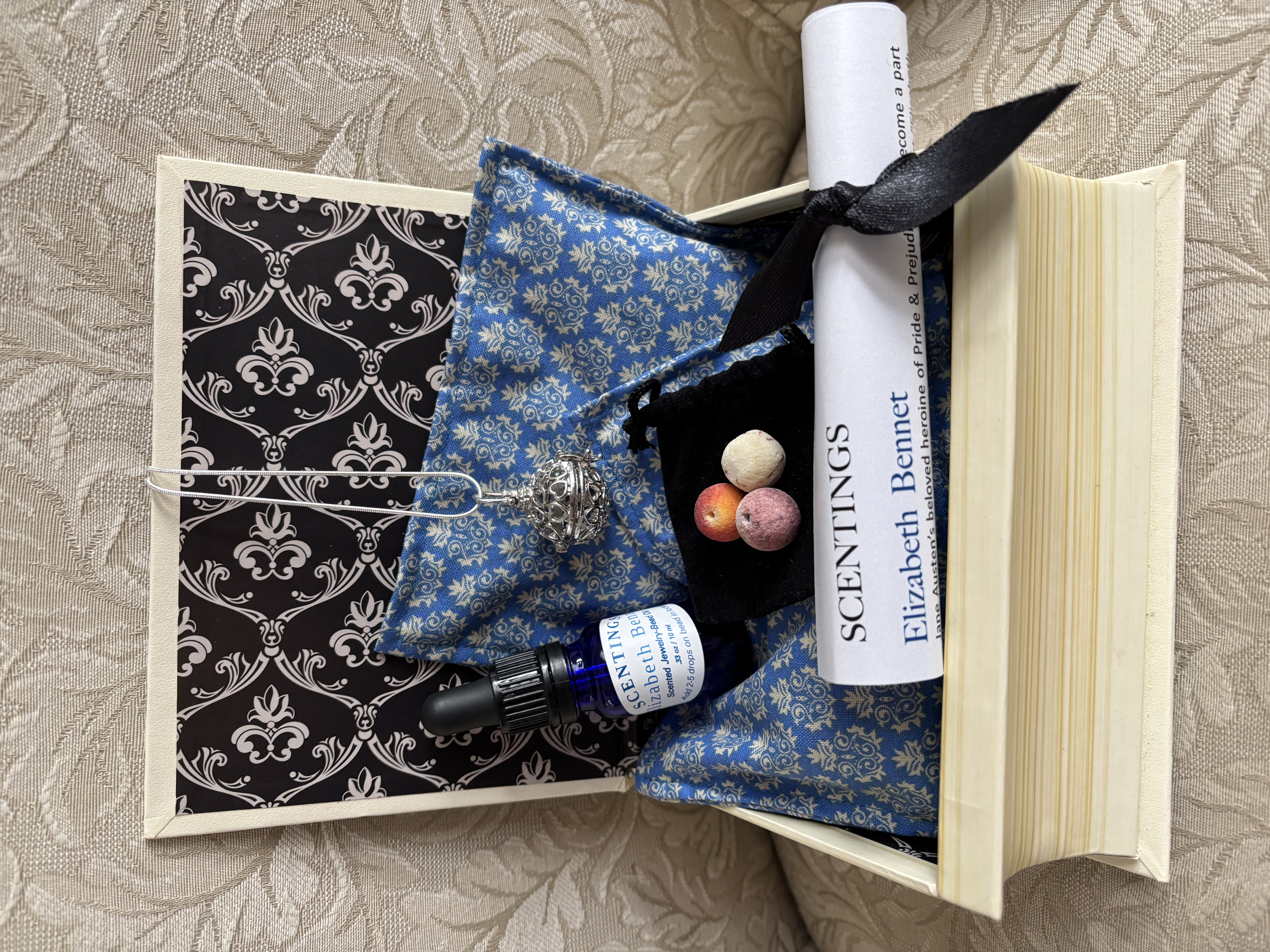 ELIZABETH BENNET Set Locket & Scented Jewelry Bead Oil