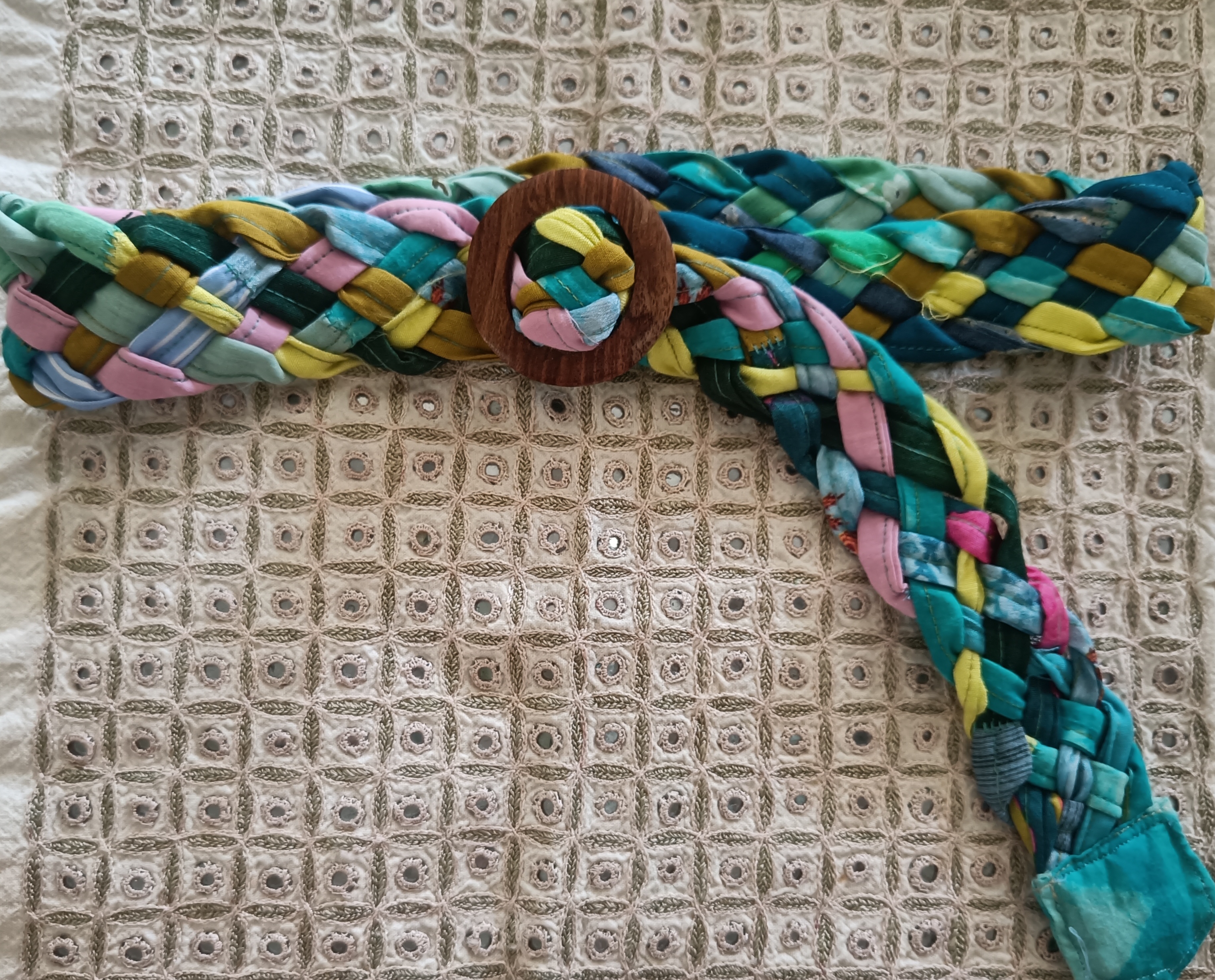 Colorful braided belt with wooden buckle A05