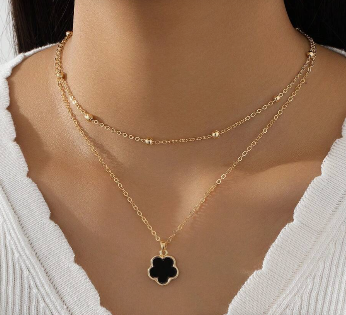 1 pièce Collier mode classique à breloque de trèfle à 5 feuilles porte-bonheur multicouche pour femmes (nombre aléatoire de perles sur la première couche, certaines noires ont besoin d'être pelées)
