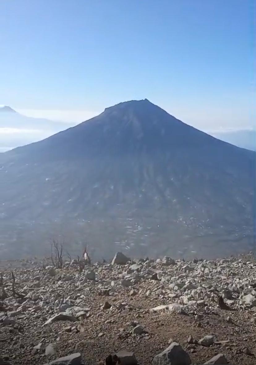 Mount Sindoro Hiking Tour – 2 Days 1 Night Camping 