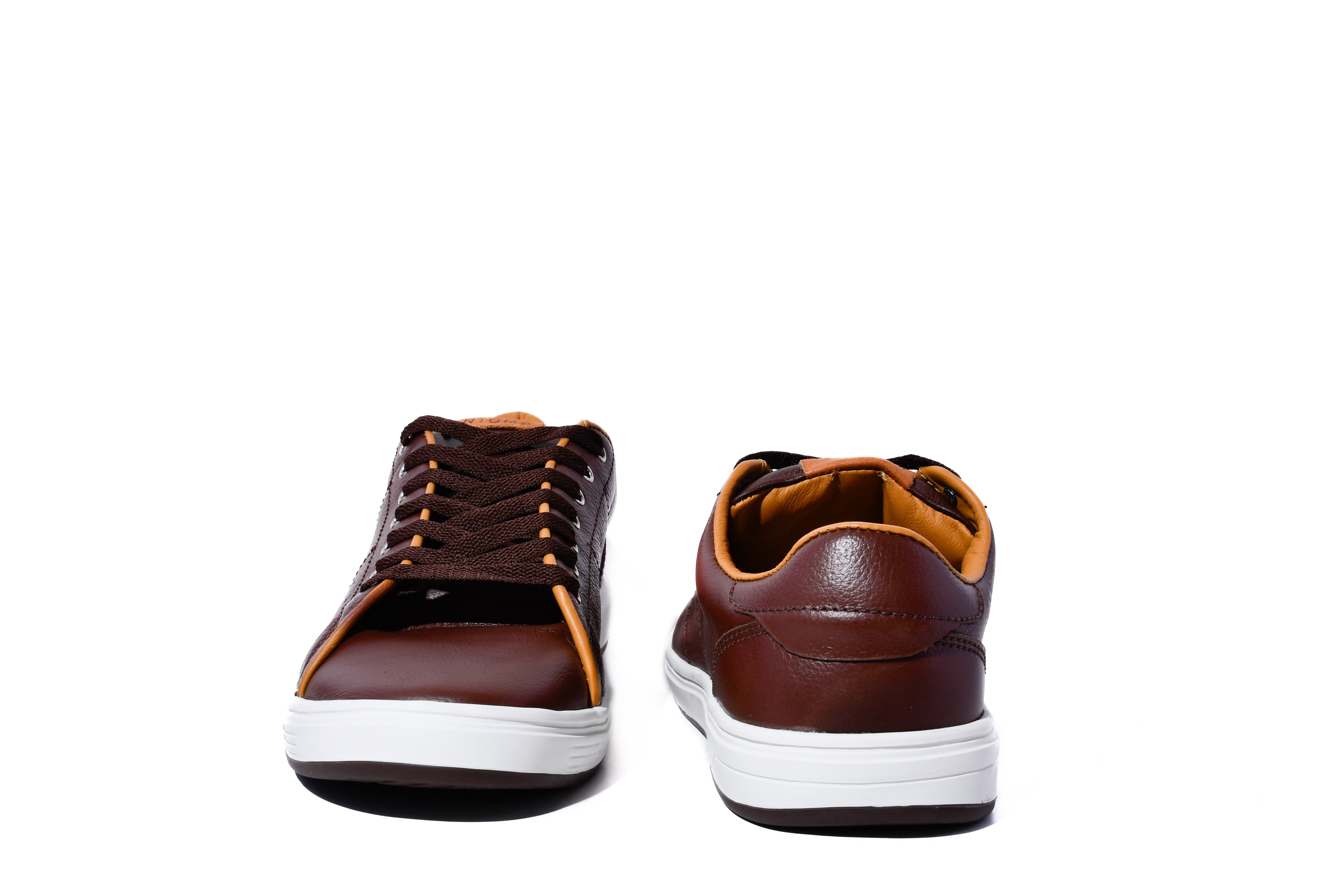 Zapatilla de cuero marrón