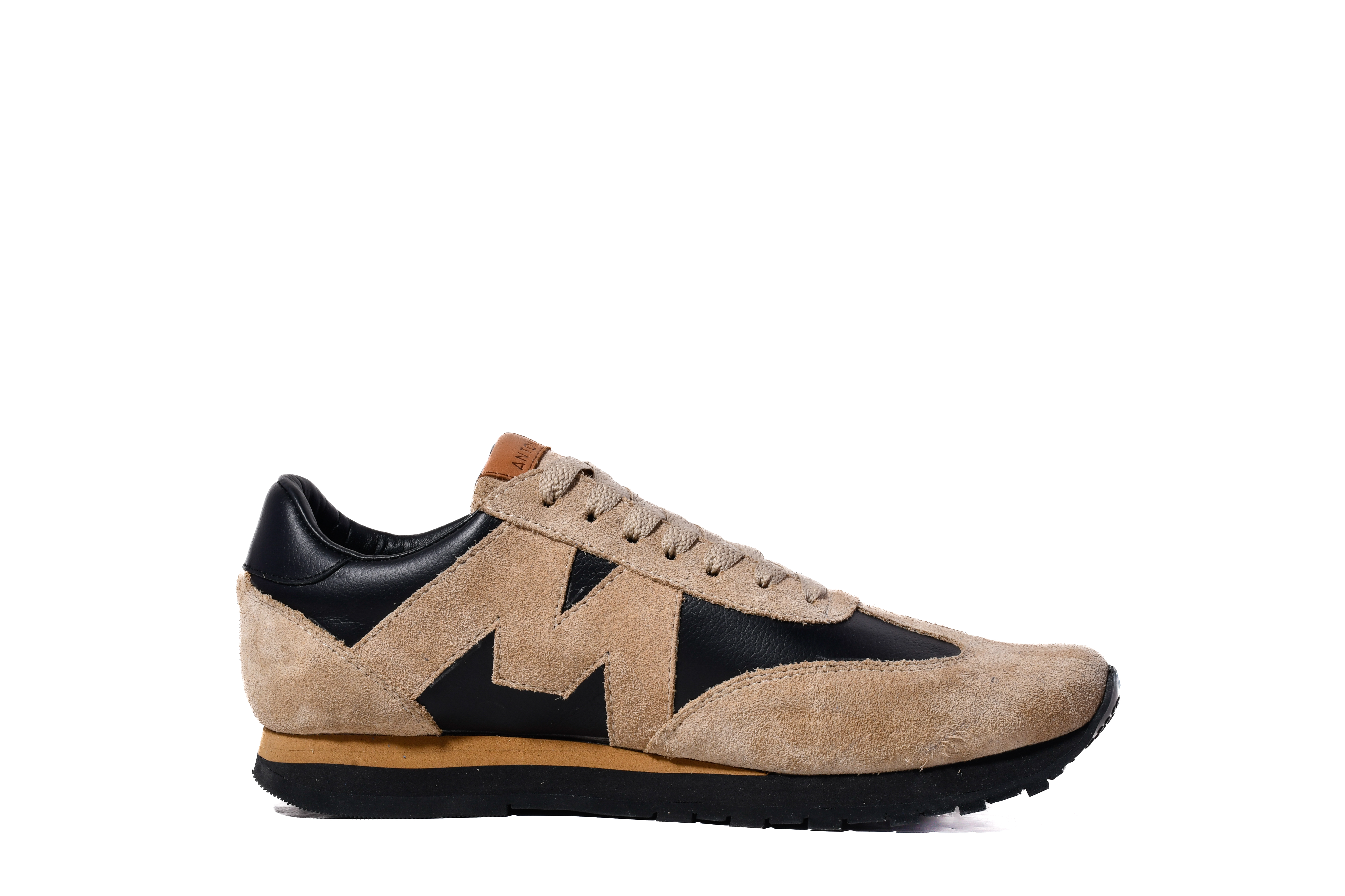 Zapatilla deportiva beige y negra