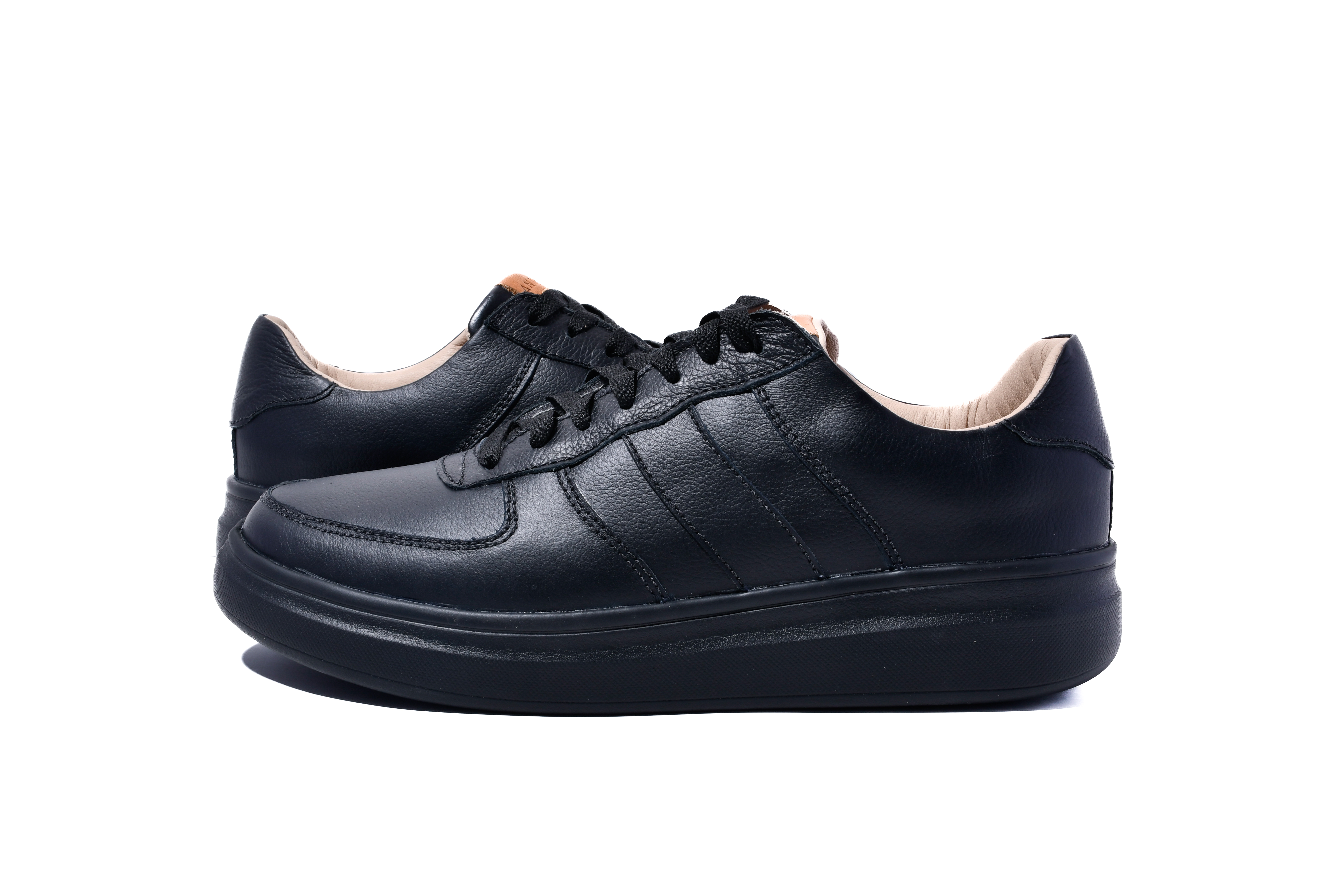 Zapatilla negra de cuero