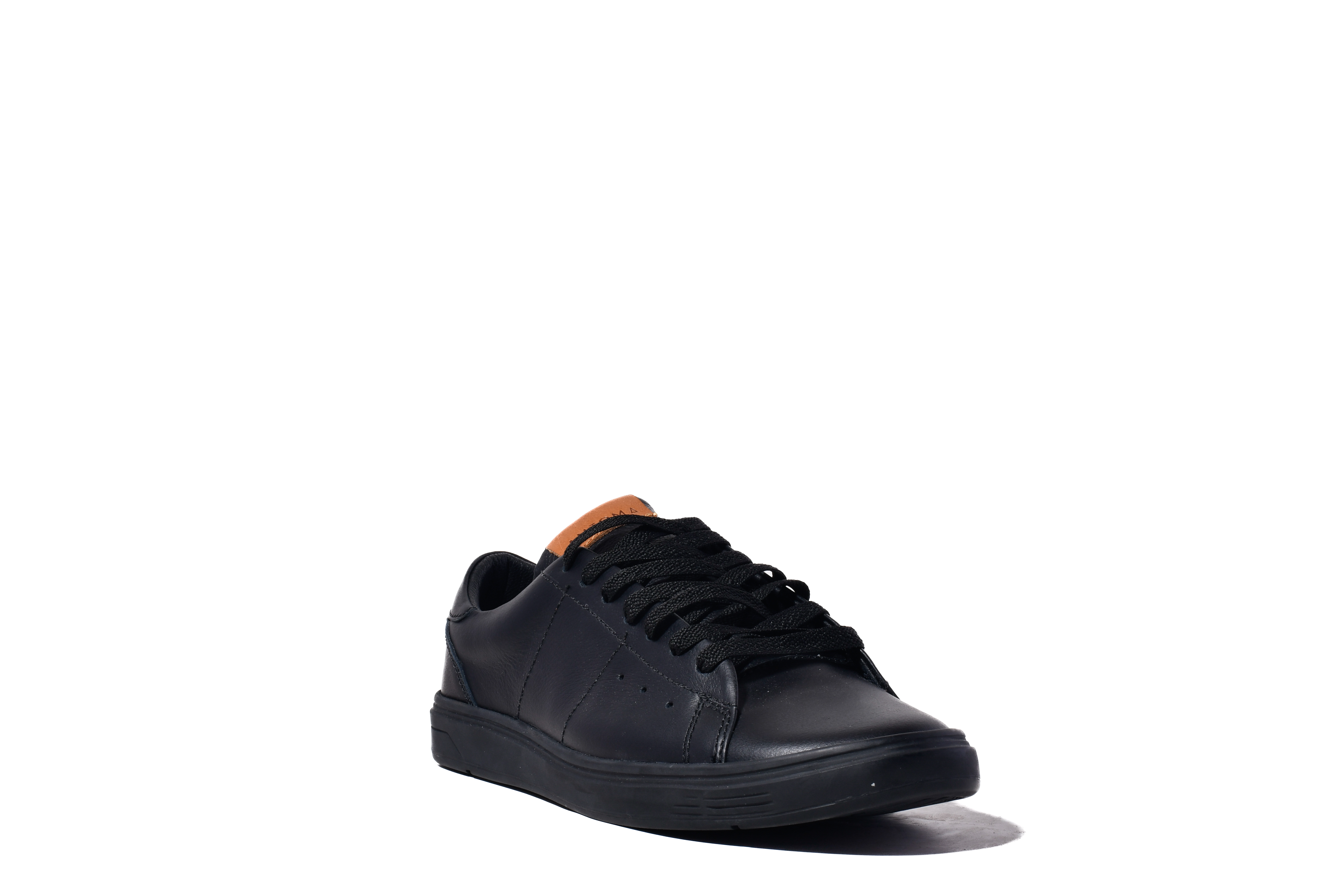 Zapatilla negra de cuero