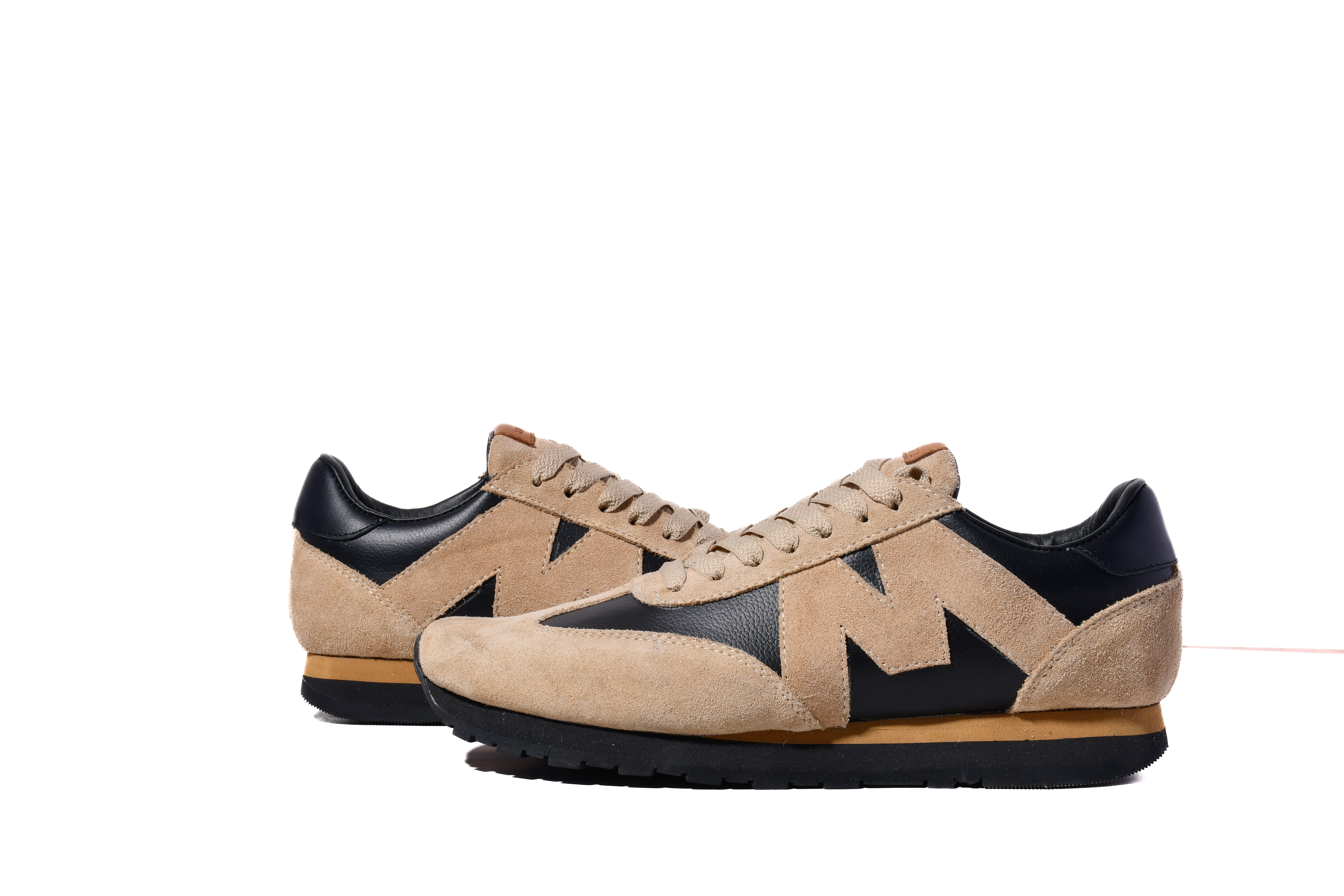 Zapatilla deportiva beige y negra