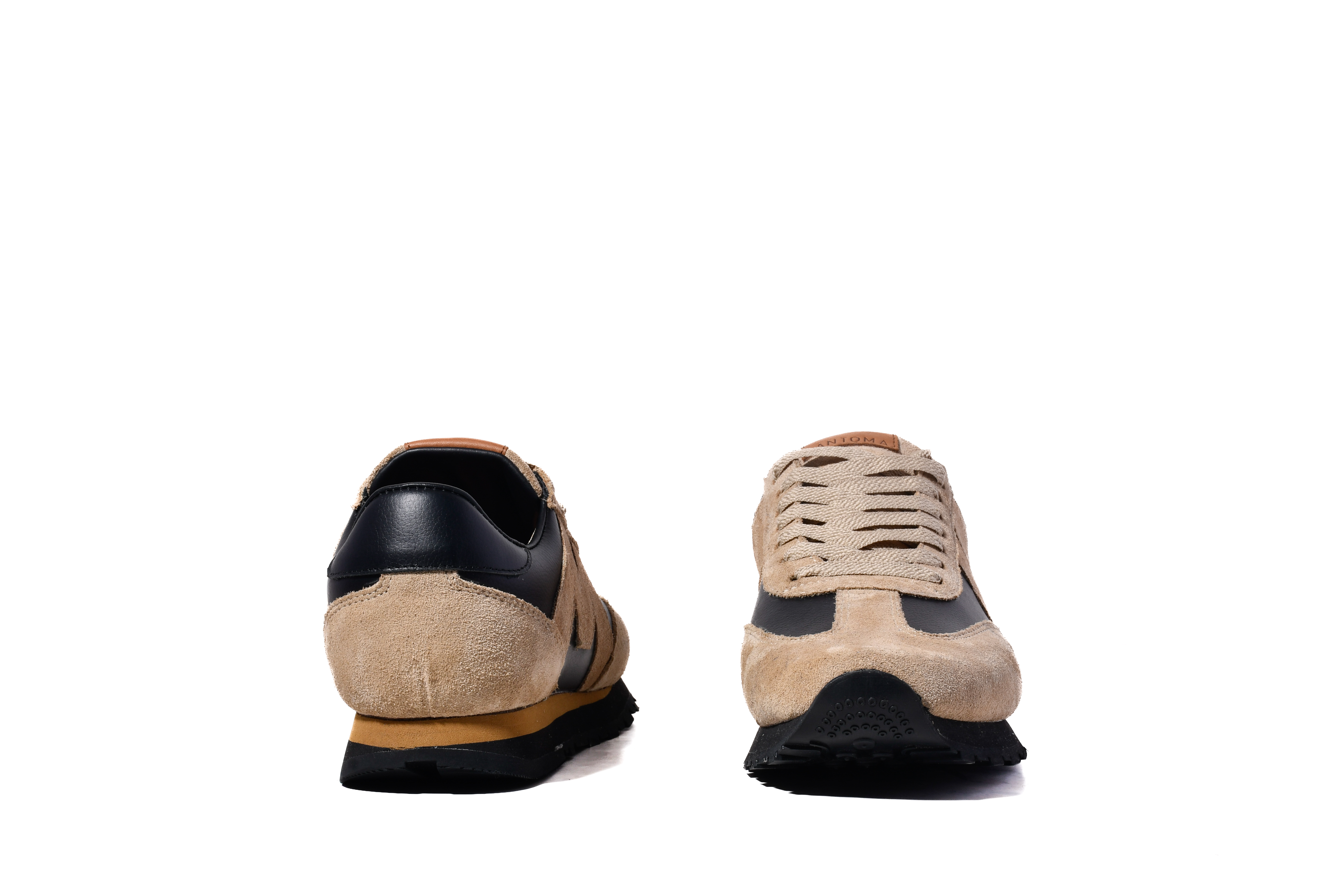 Zapatilla deportiva beige y negra