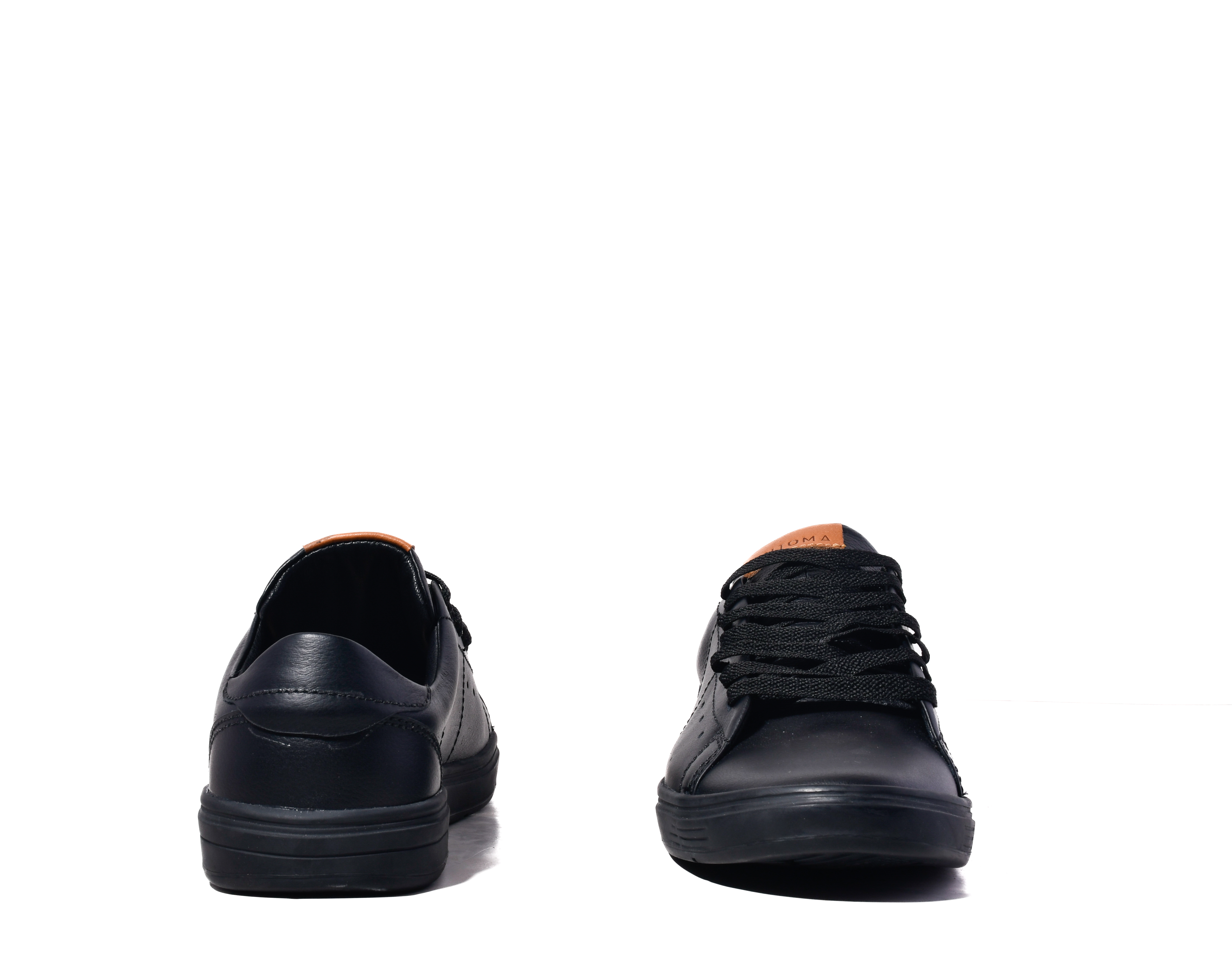 Zapatilla negra de cuero