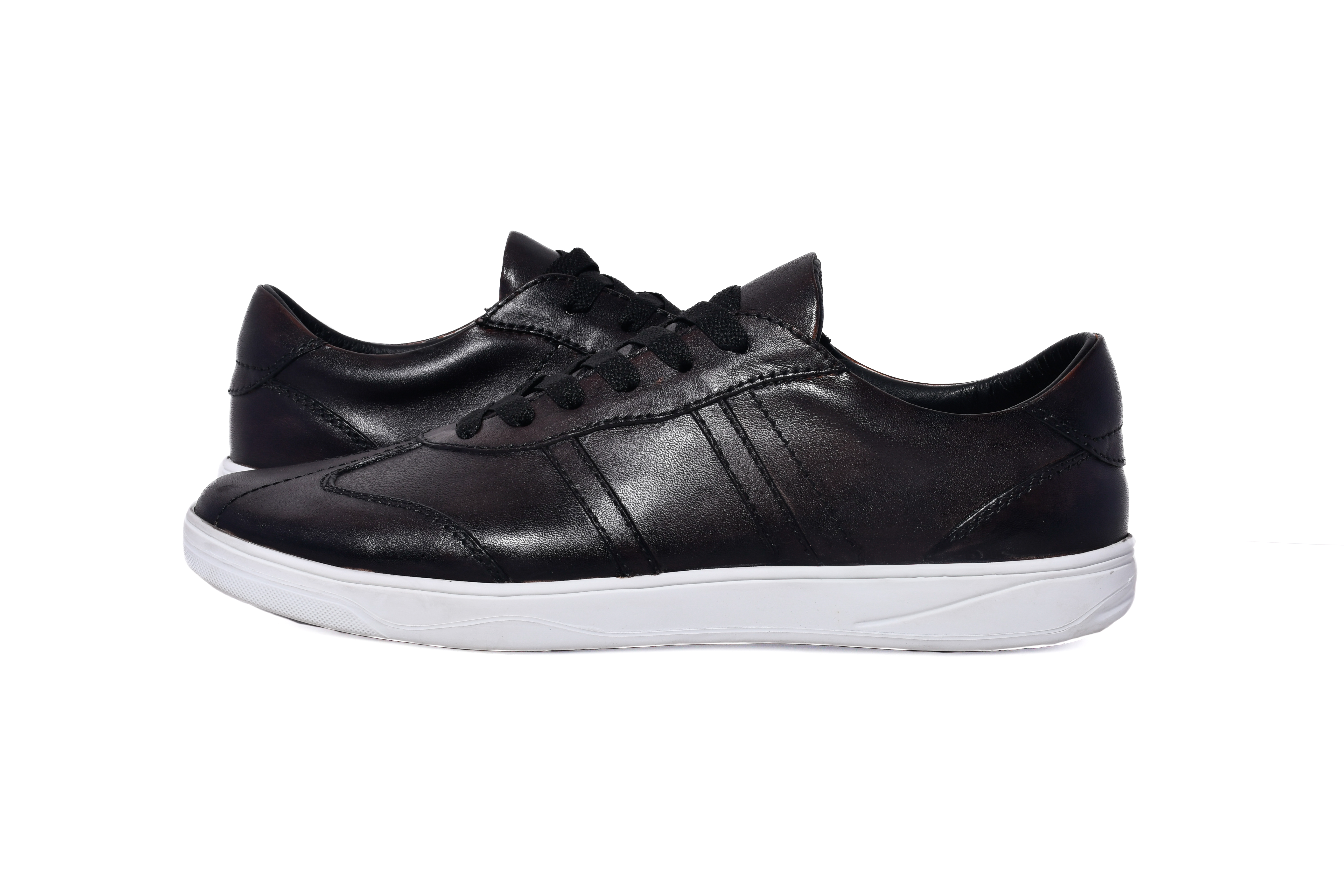 Zapatilla negra urbana