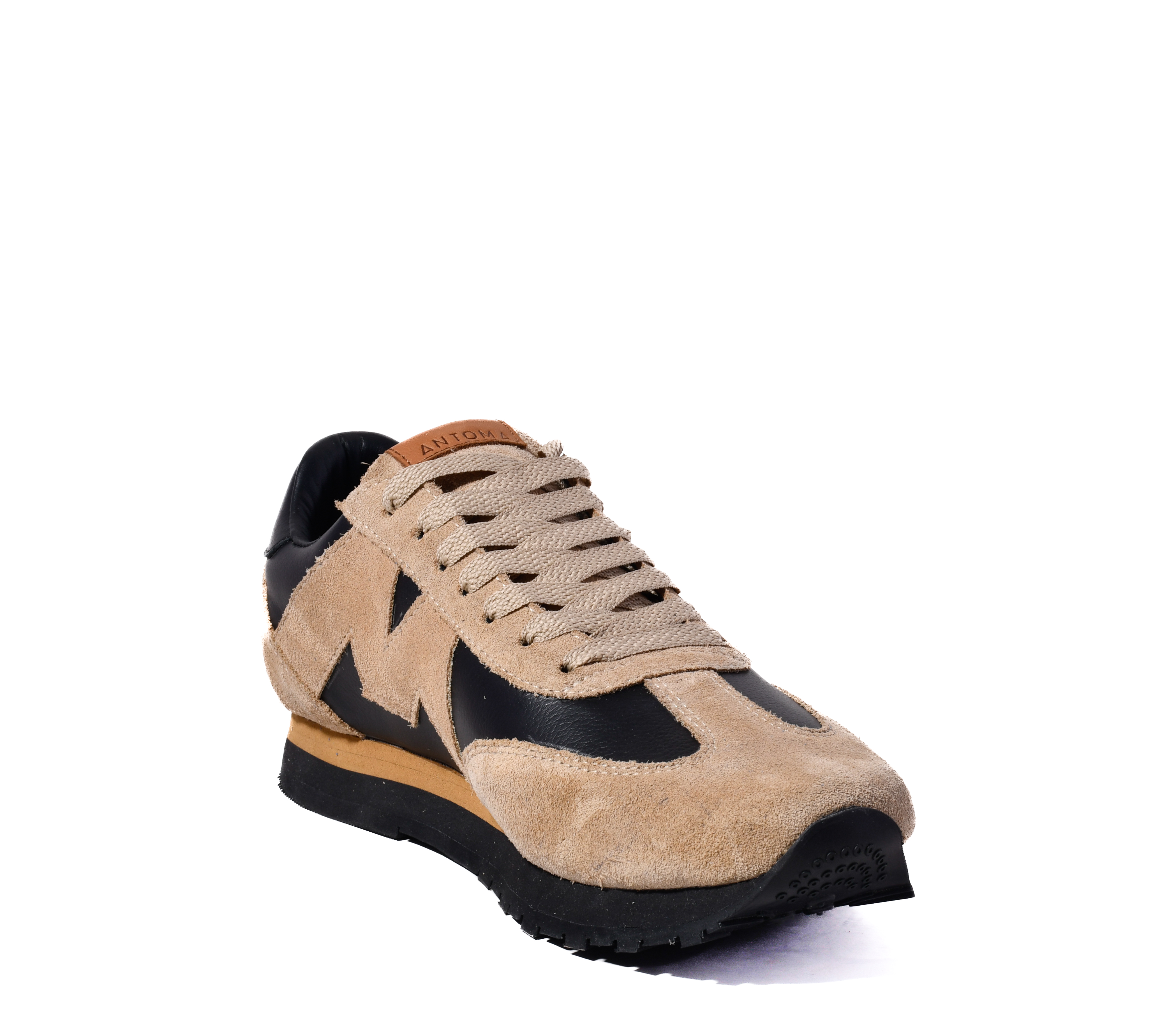 Zapatilla deportiva beige y negra
