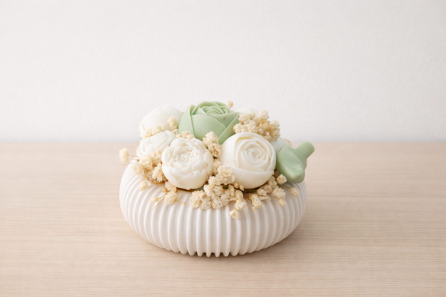 Centro redondo em flores de cera/naturais Verde/Branco