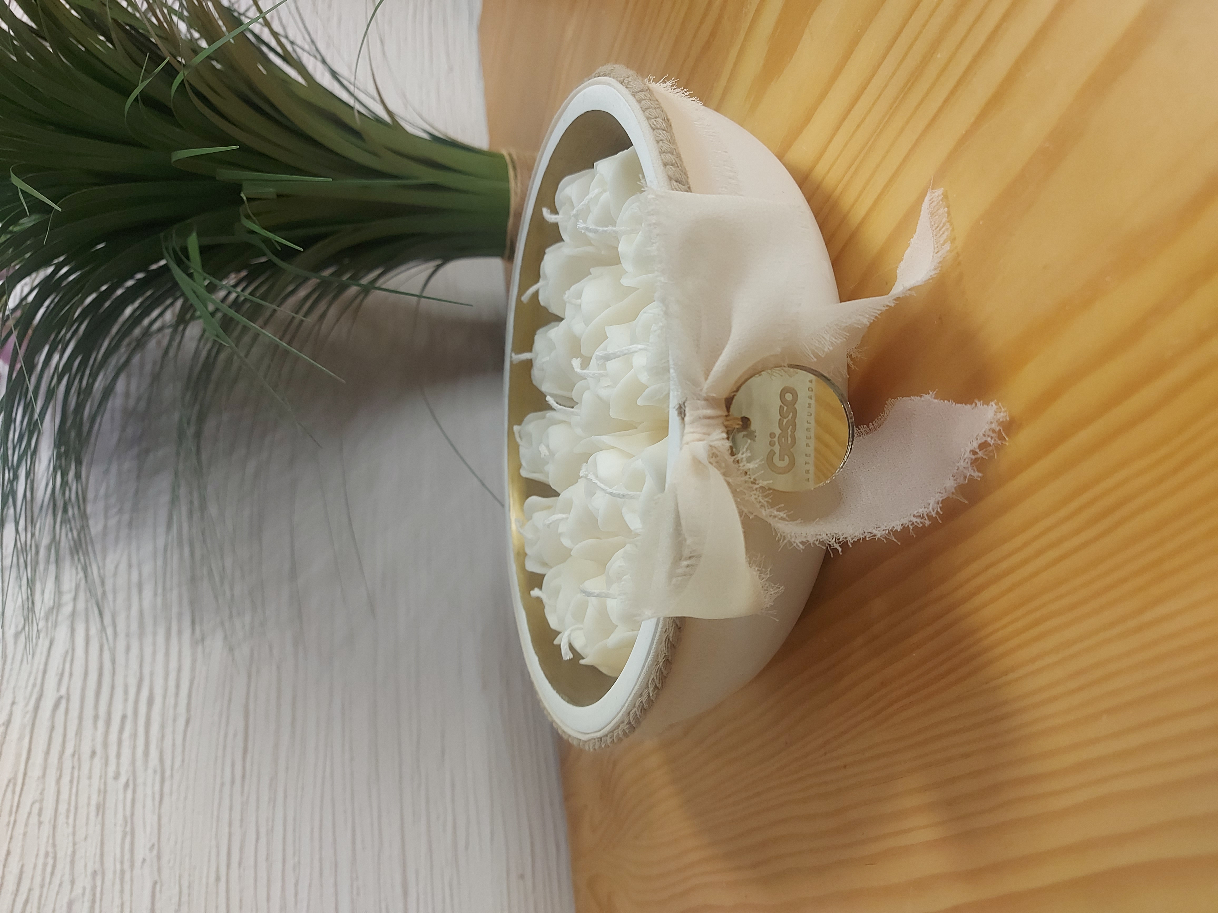 Base em Gesso com 18 Tulipas Perfumadas – French Croissant