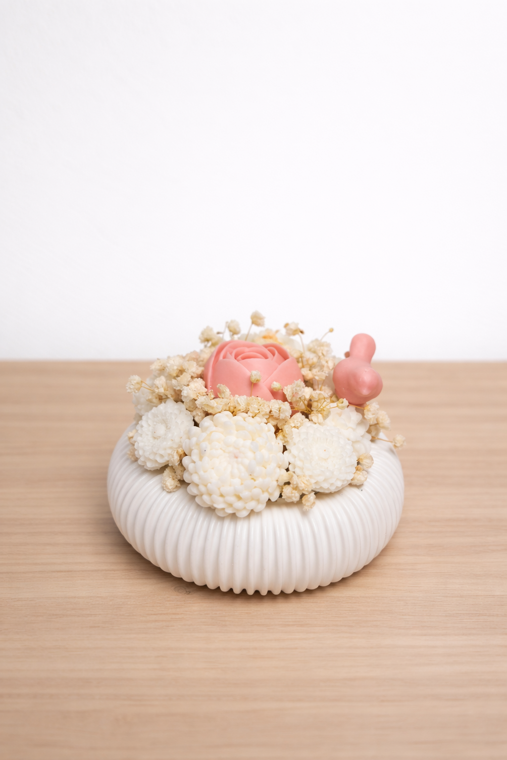 Centro redondo em flores de cera/naturais Rosa/Branco