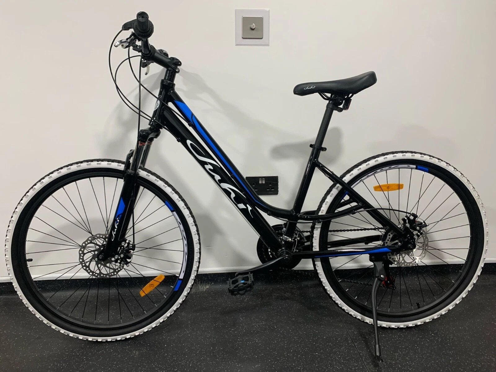JUHI 26-Inch Hybrid Mountain Bike | 21-Speed, Front Suspension, Disc Brakes