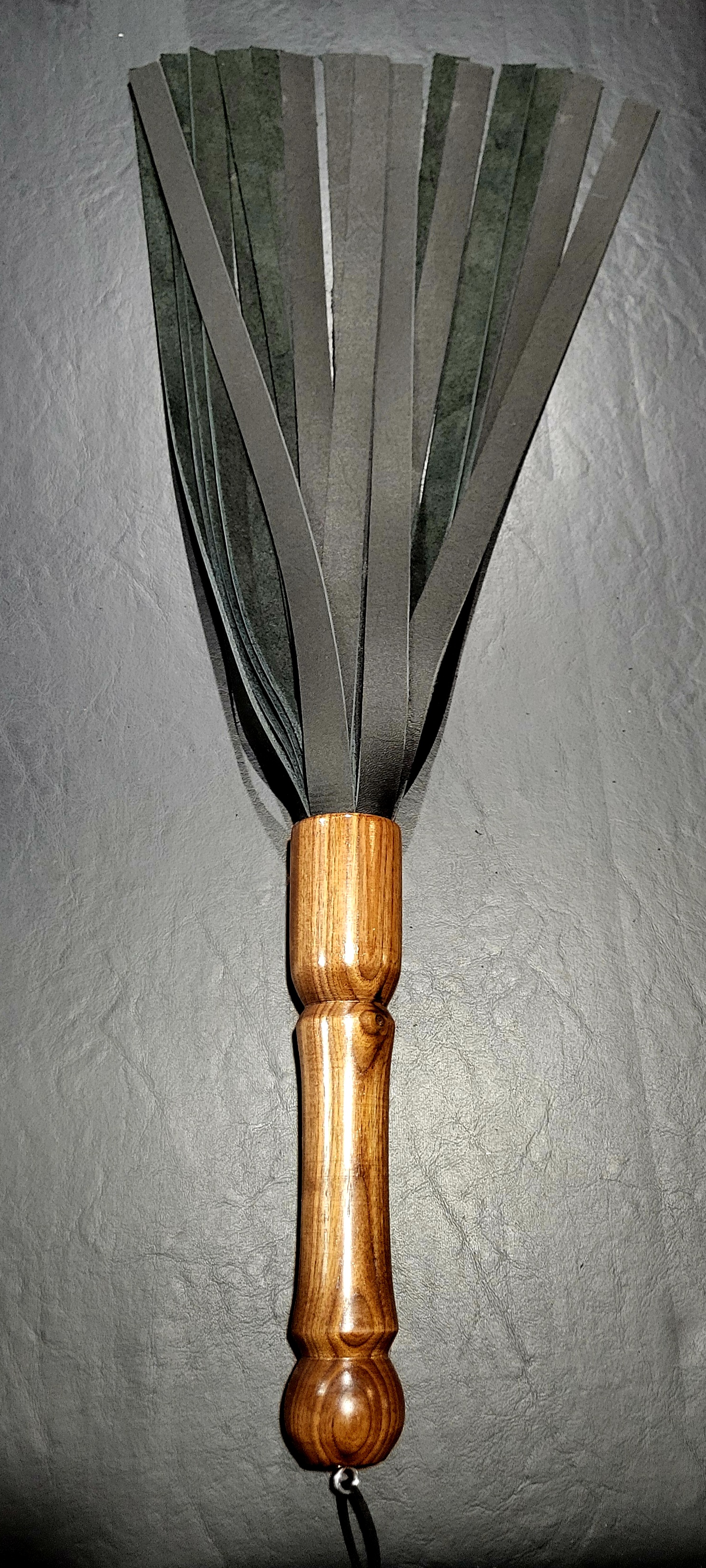 Black flogger walnut handle 