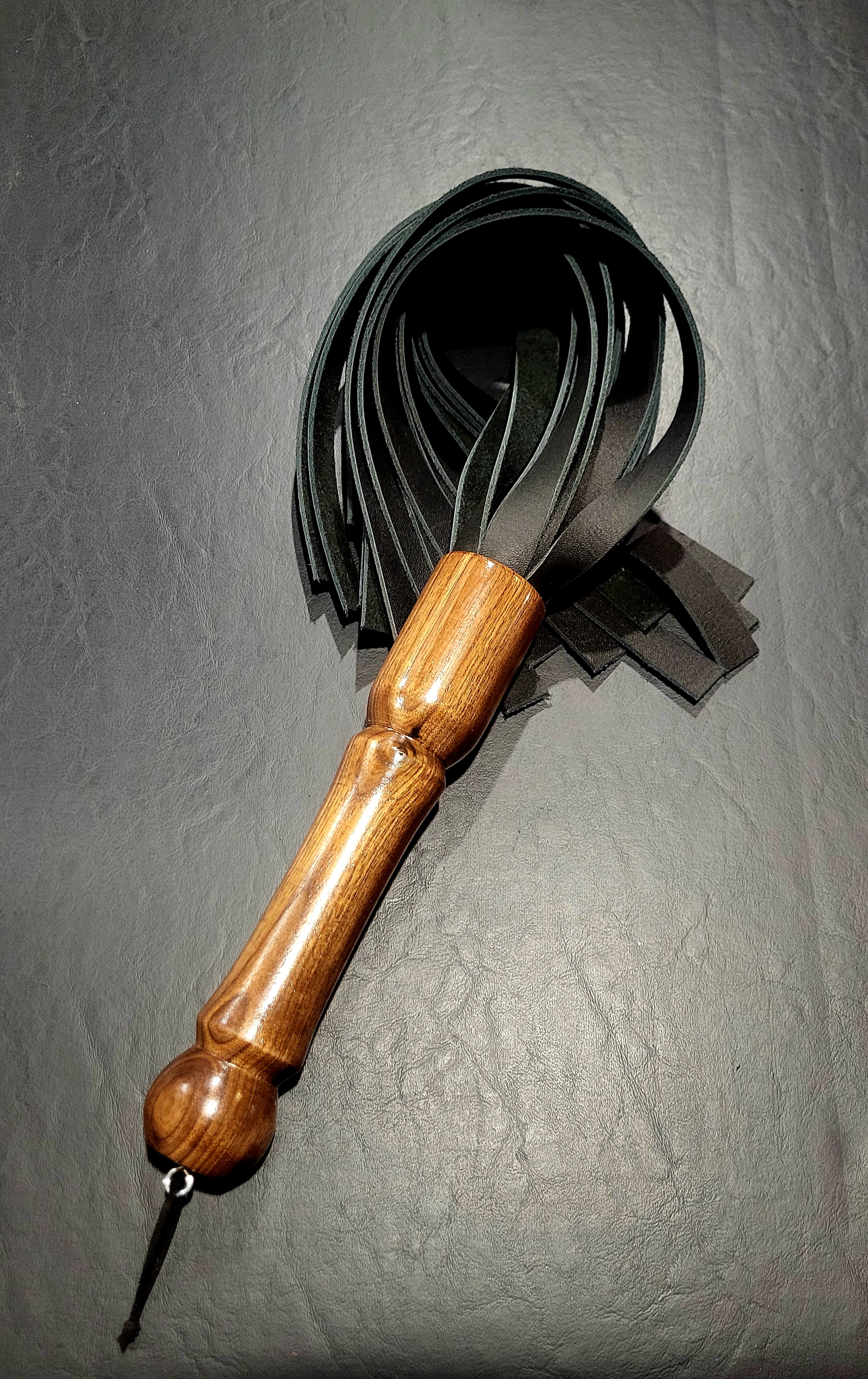 Black flogger walnut handle 