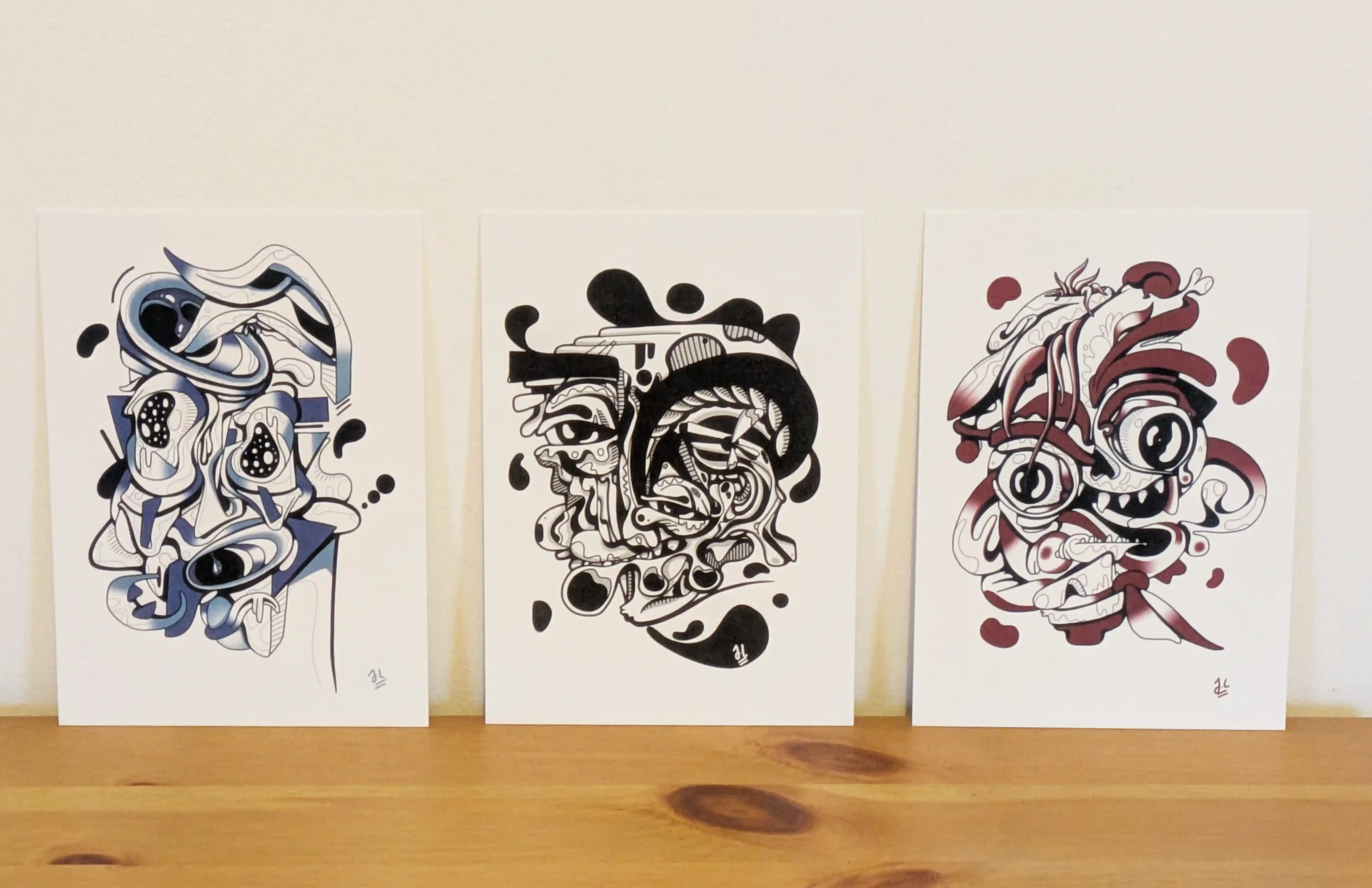 Trois visages cartes postales : Bleu – Noir – Rouge