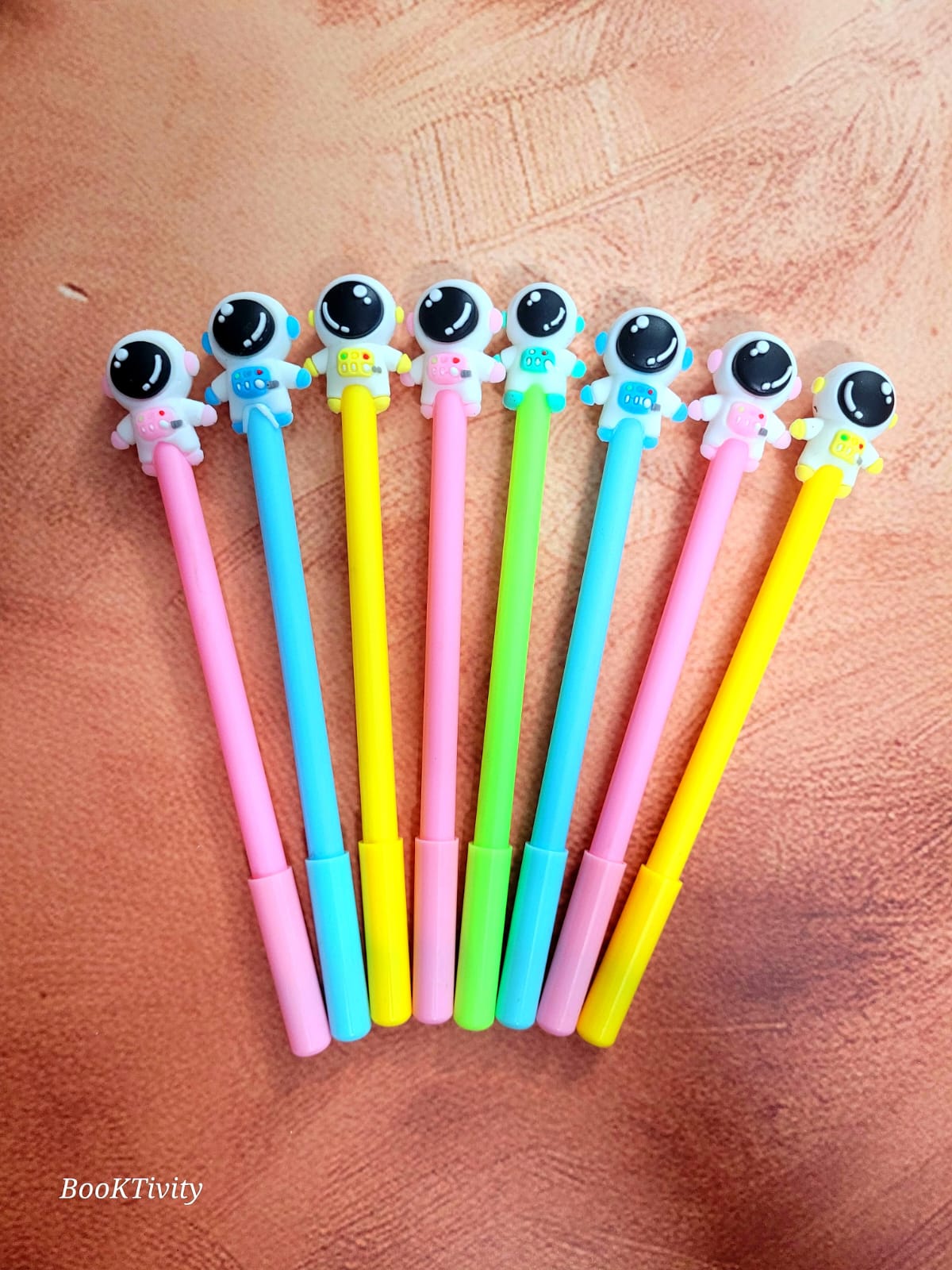 Set of 4 infinite Pencils Astronaut themed Sharpner less pencils. 
