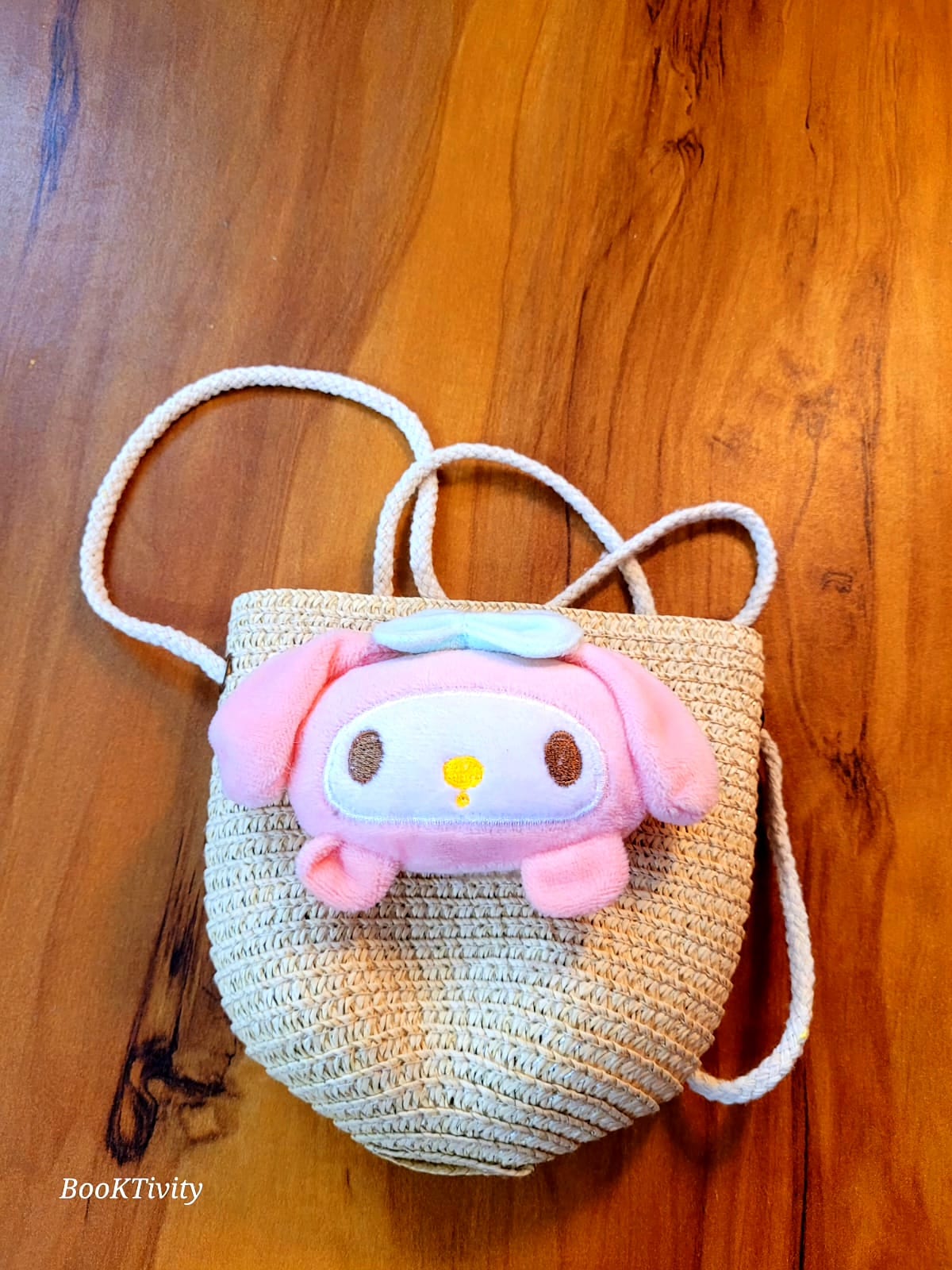 Straw shoulder bag with cute plush design
