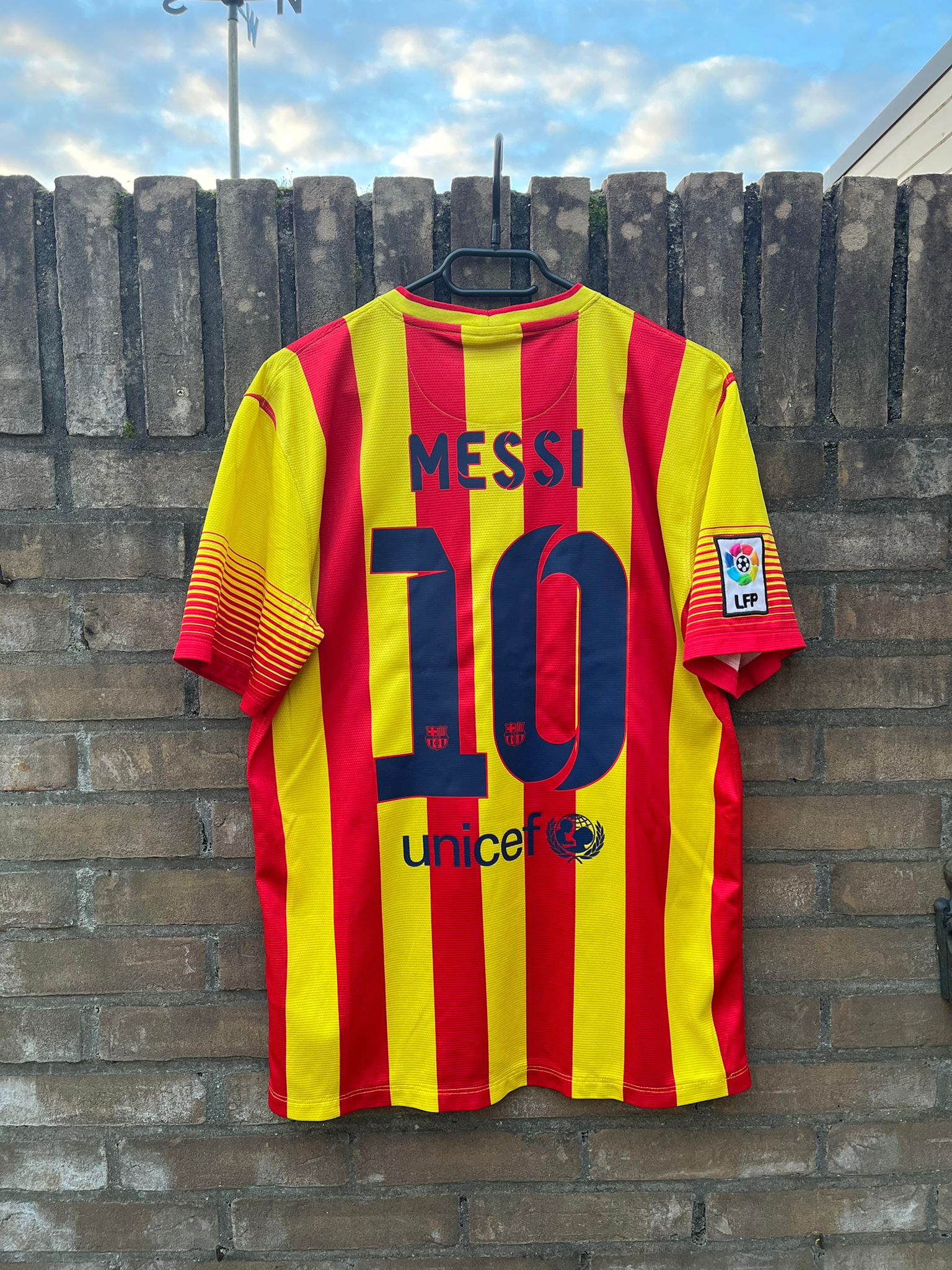 FC Barcelona 2013/2014 away shirt Messi Size M 8.5/10