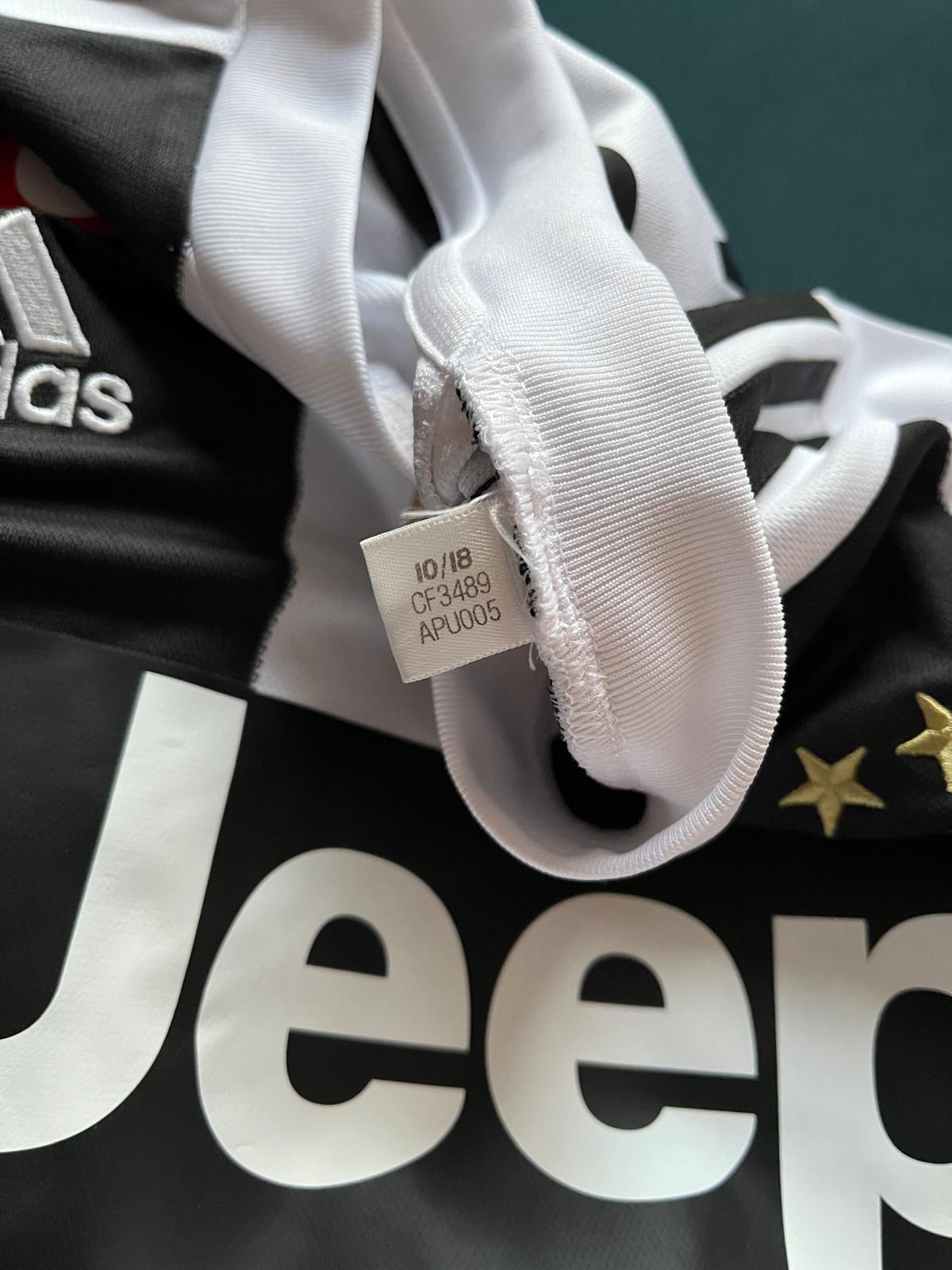 Juventus 2018/2019 home shirt Ronaldo Size L 9.5/10
