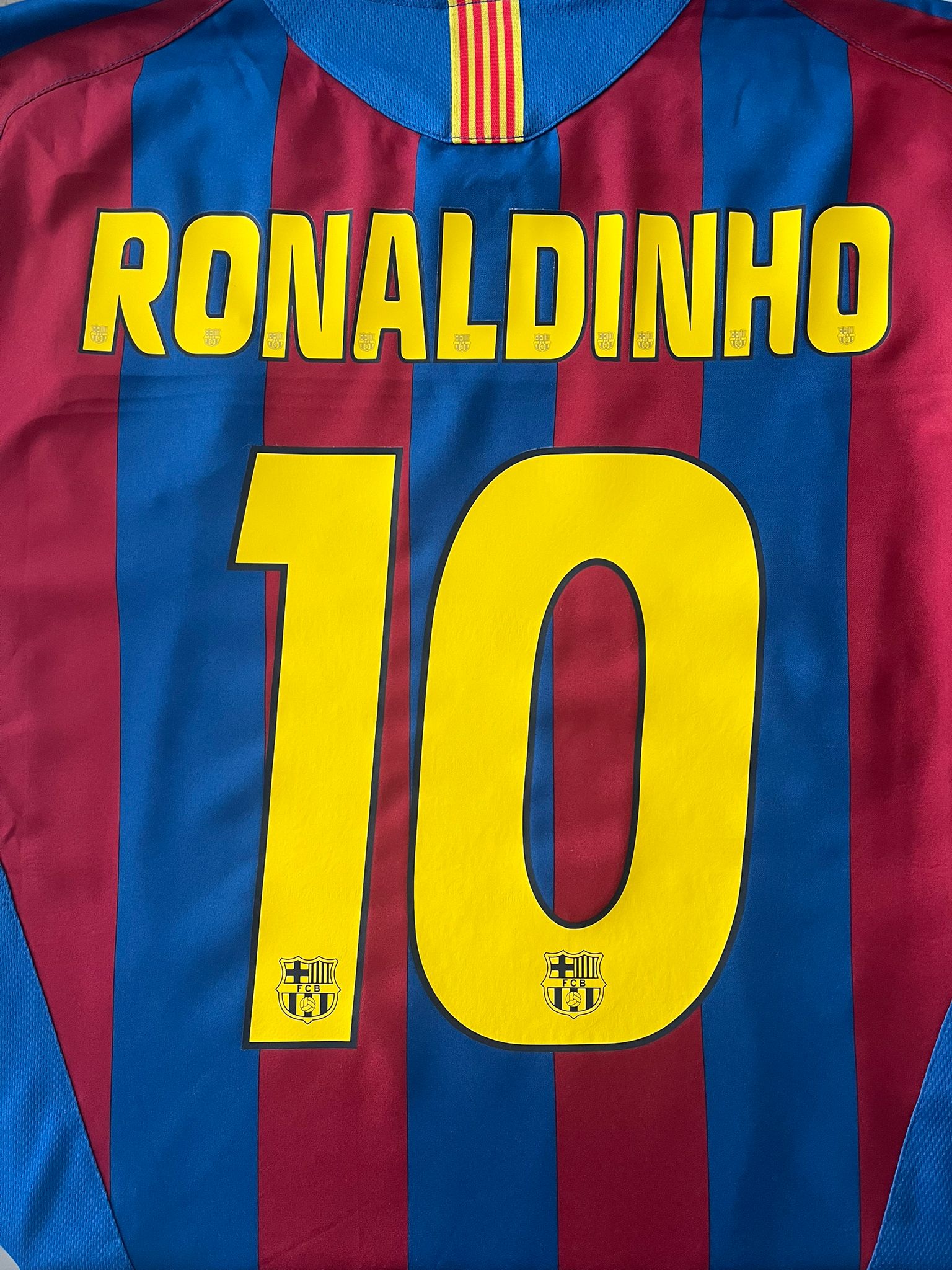FC Barcelona 2005/2006 home name set Ronaldinho #10 Reproduction