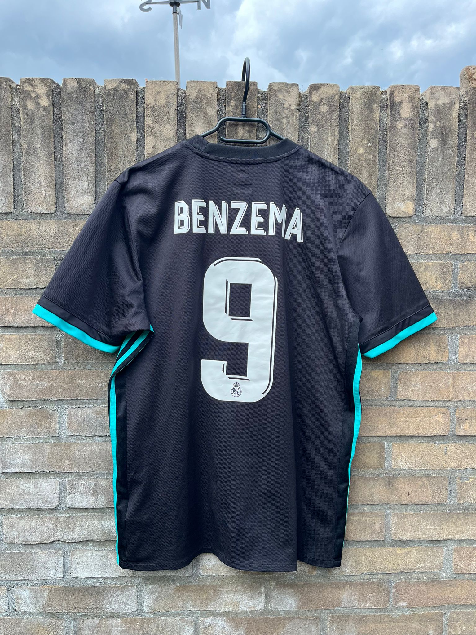 Real Madrid 2017/2018 away shirt Benzema #9 size M 7/10