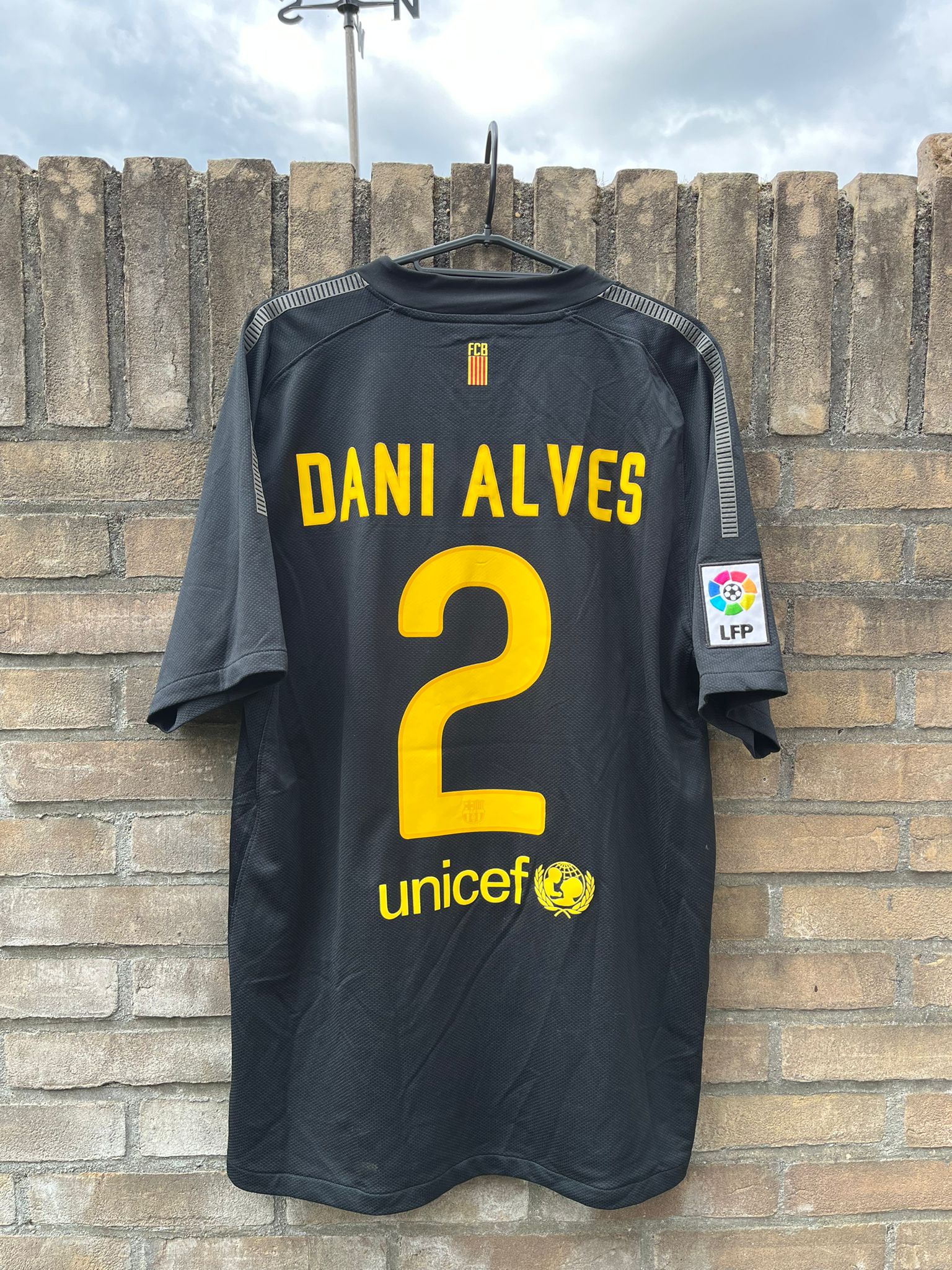 FC Barcelona 2011/2012 away shirt Dani Alves #2 size L 8/10