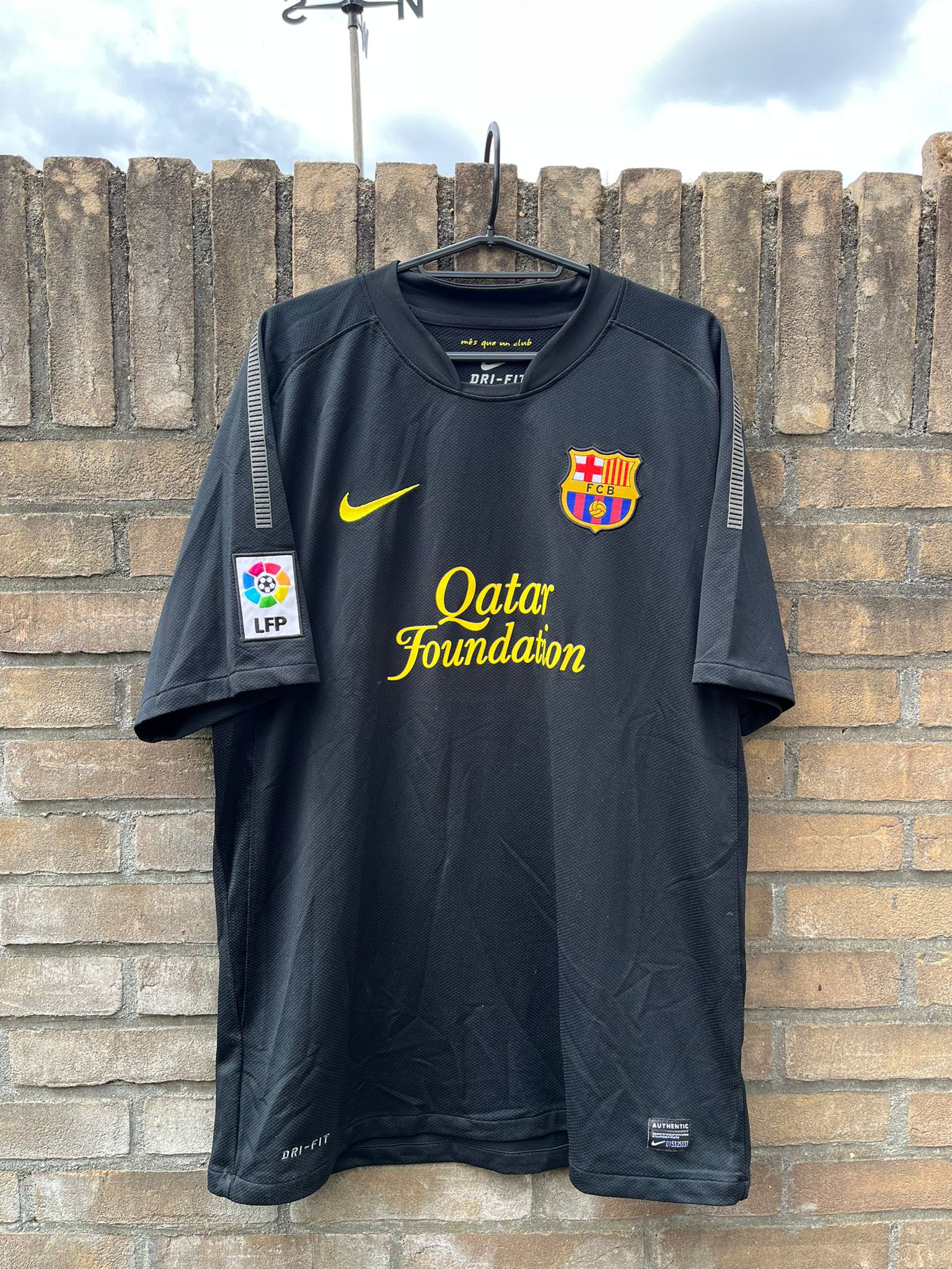 FC Barcelona 2011/2012 away shirt Dani Alves #2 size L 8/10