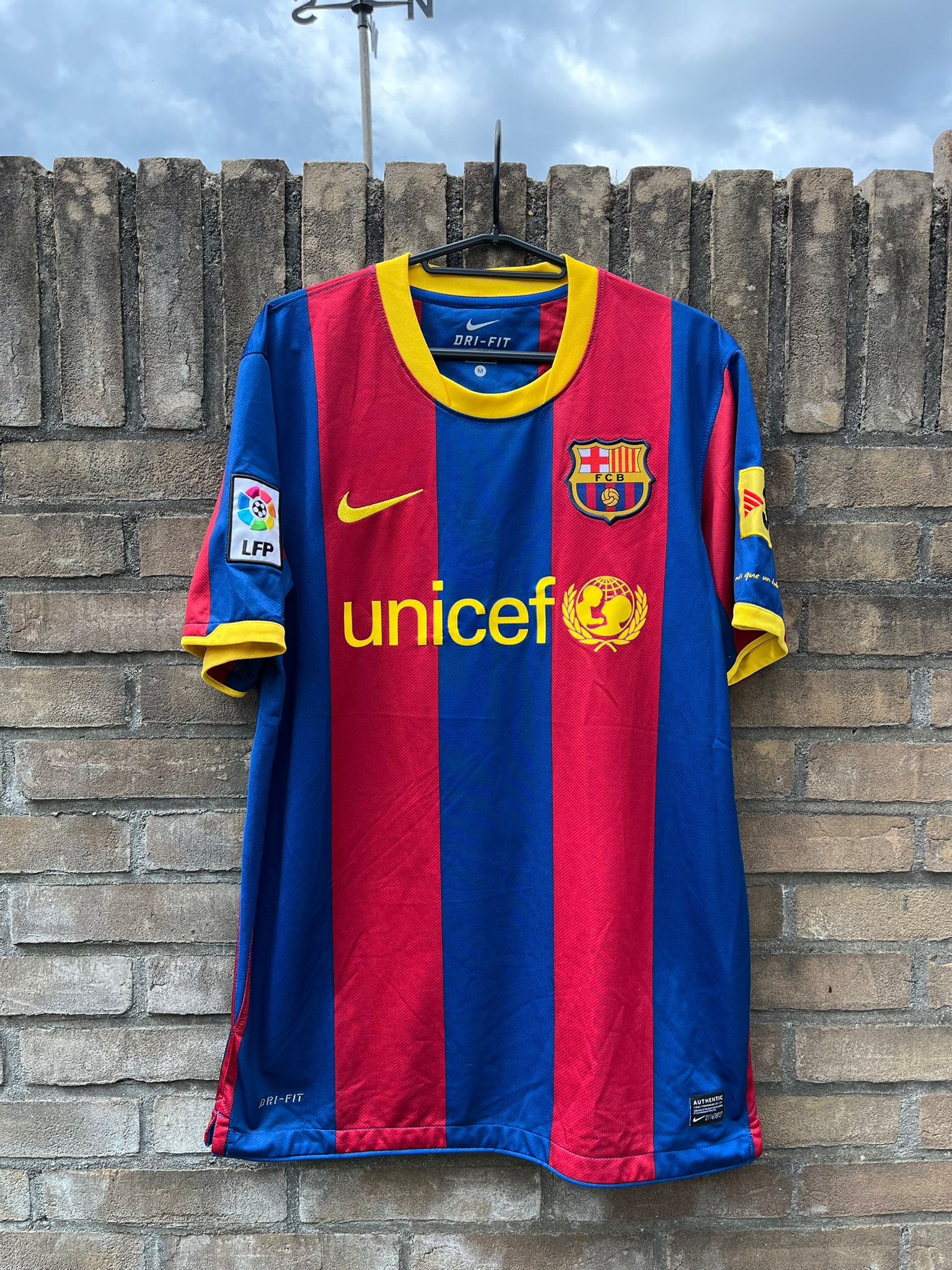 FC Barcelona 2010/2011 home shirt Dani Alves #2 size M