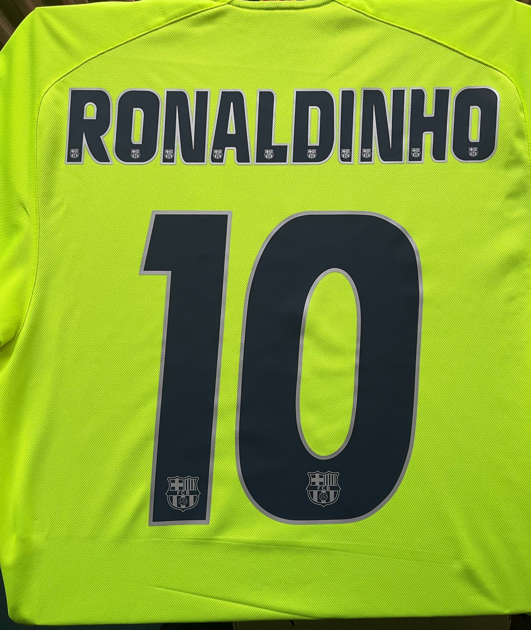 FC Barcelona 2005/2006 away name set Ronaldinho #10 Reproduction