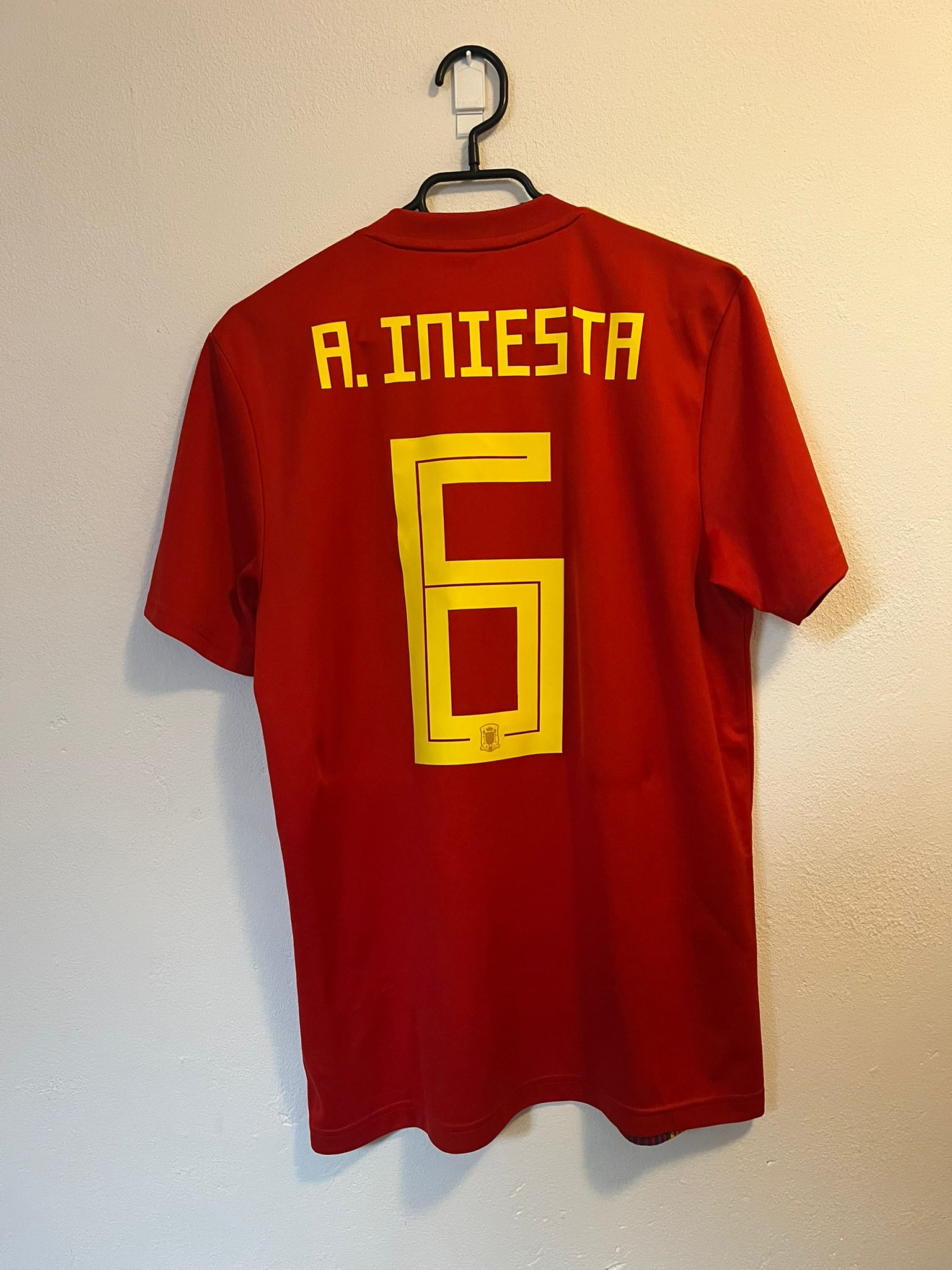 Spain 2018 home shirt Iniesta #6 size M 8.5/10