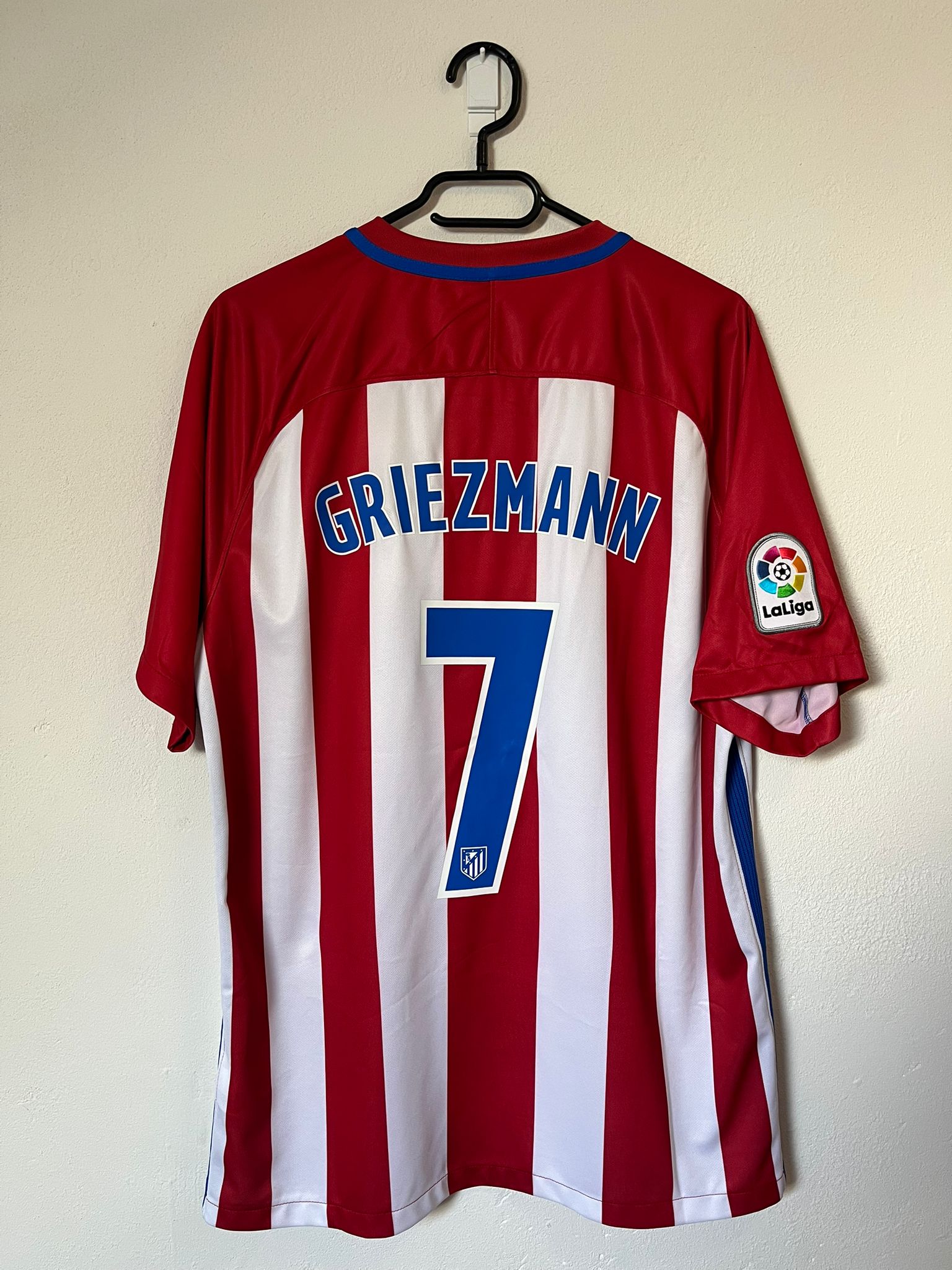 Atletico Madrid 2016/2017 home shirt Griezmann #7 size L 8.5/10