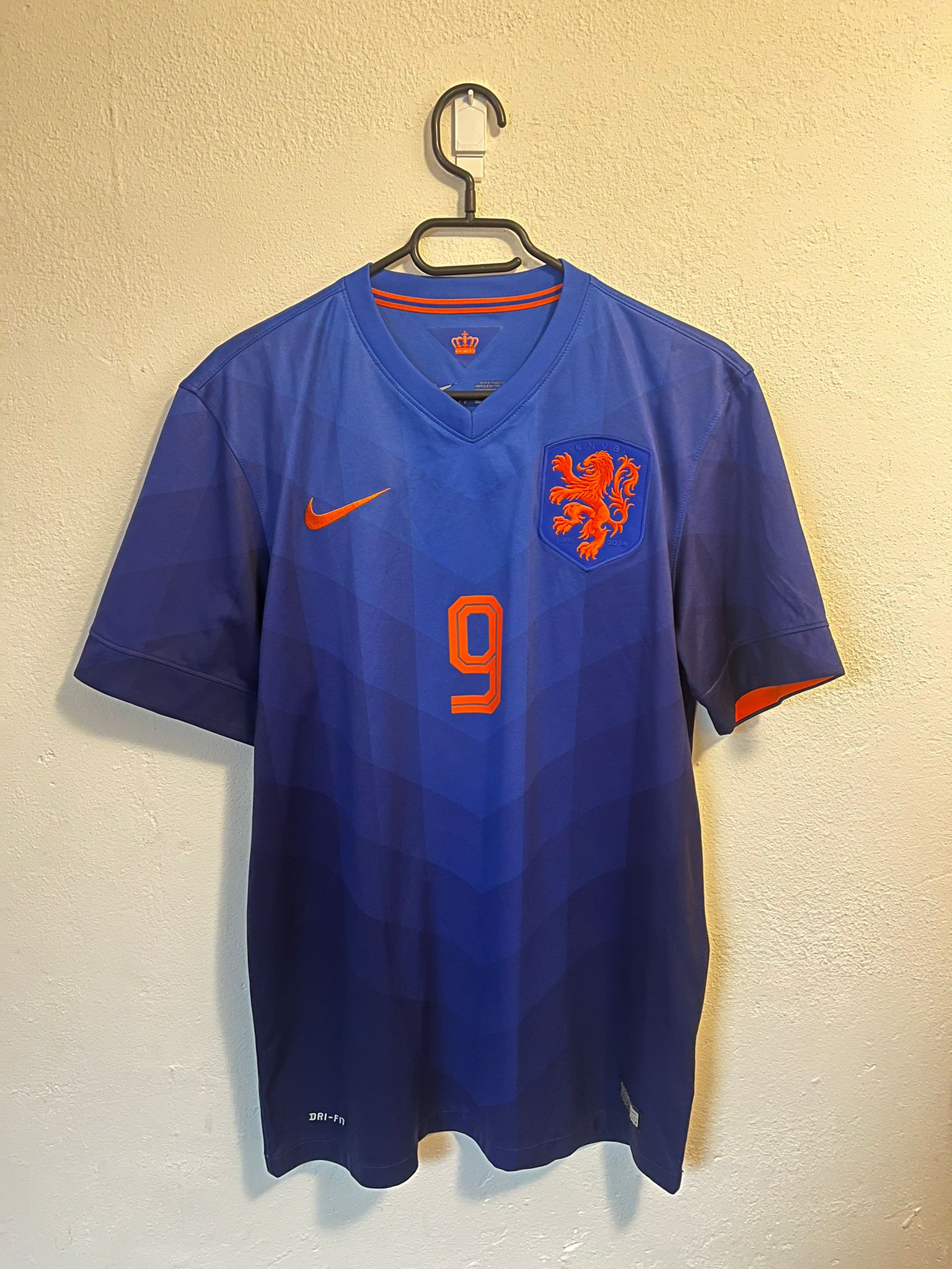 Netherlands 2014 Signed away shirt van Persie #9 size M 8.5/10