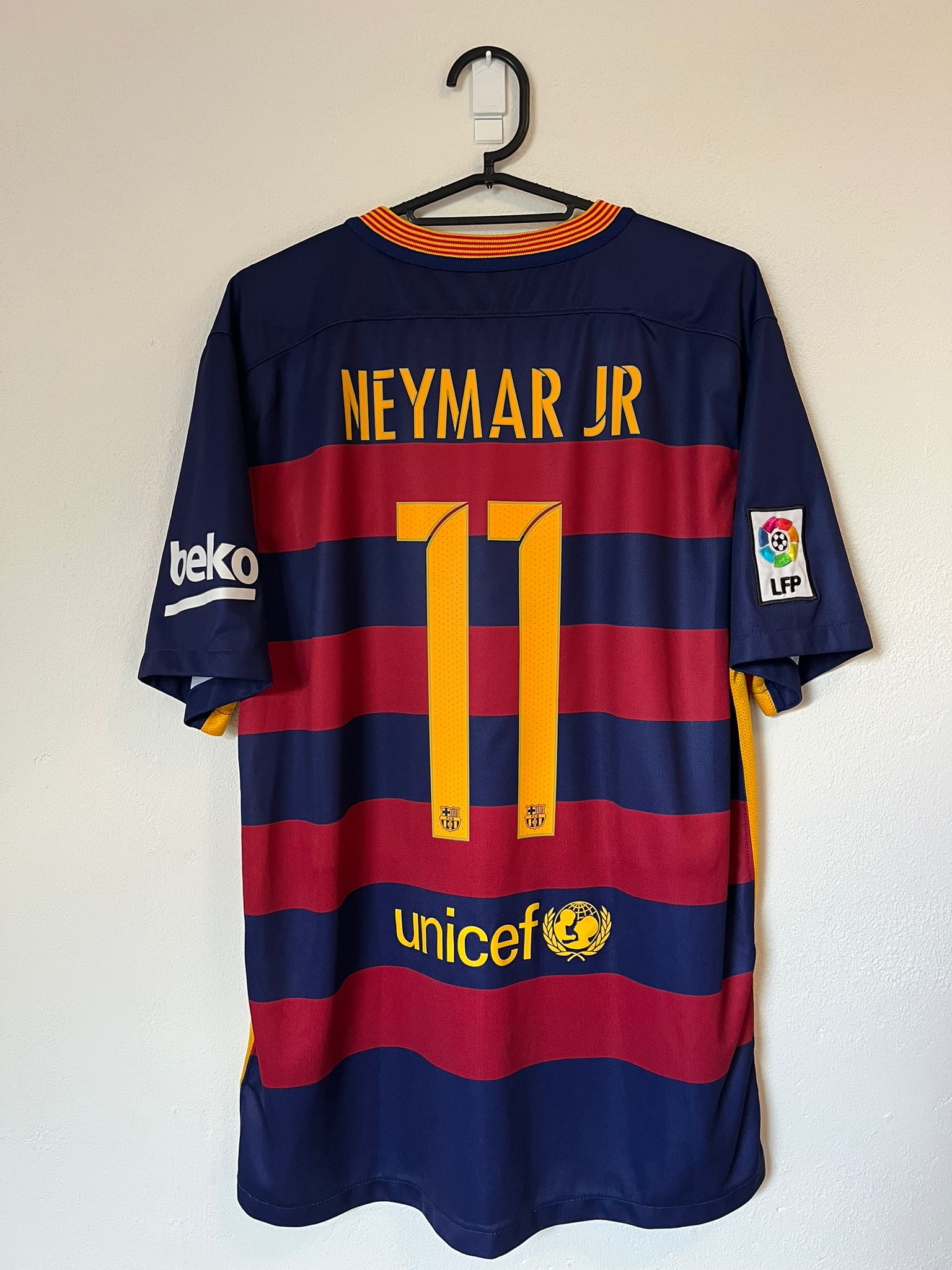 FC Barcelona 2015/2016 home shirt Neymar JR #11 size L 8/10