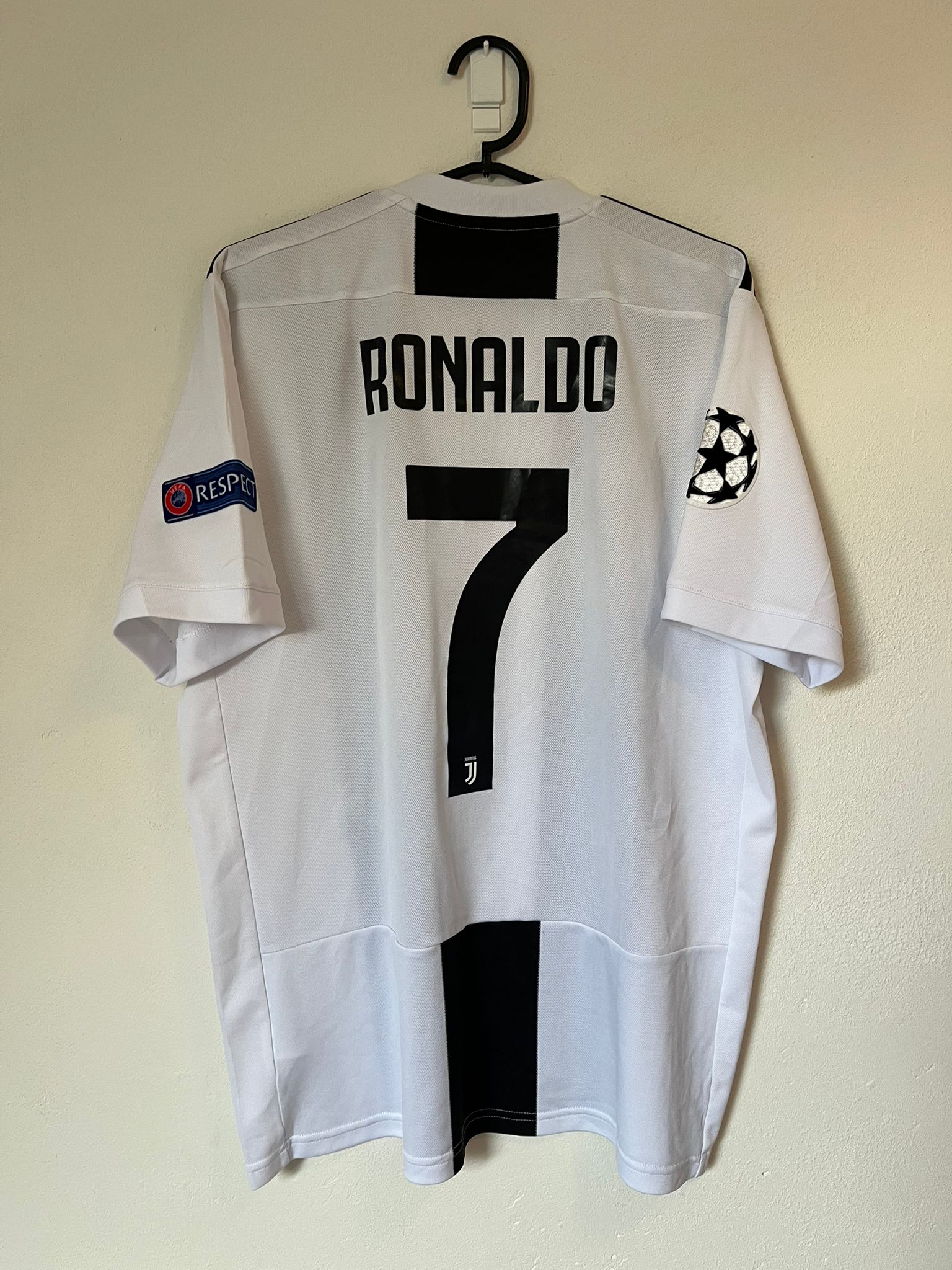 Juventus 2018/2019 home shirt Ronaldo #7 size L 8.5/10