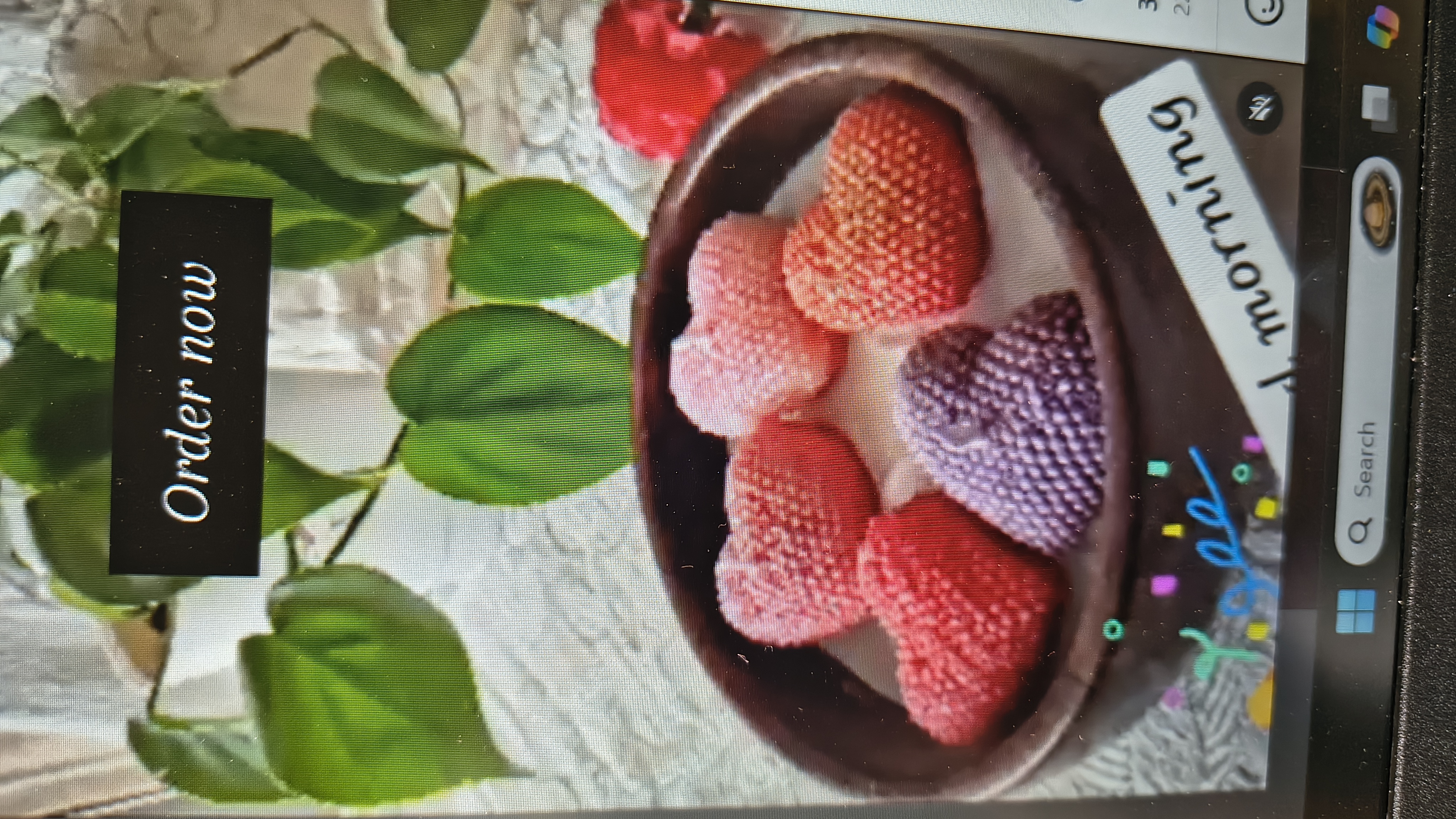 Round wooden pot with hearts