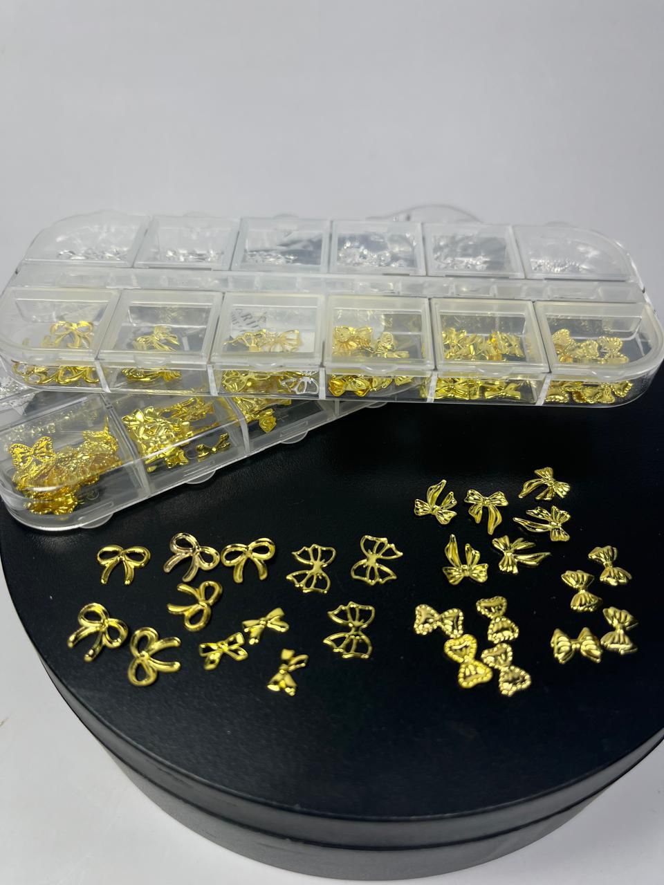 Moños plateados y dorados 