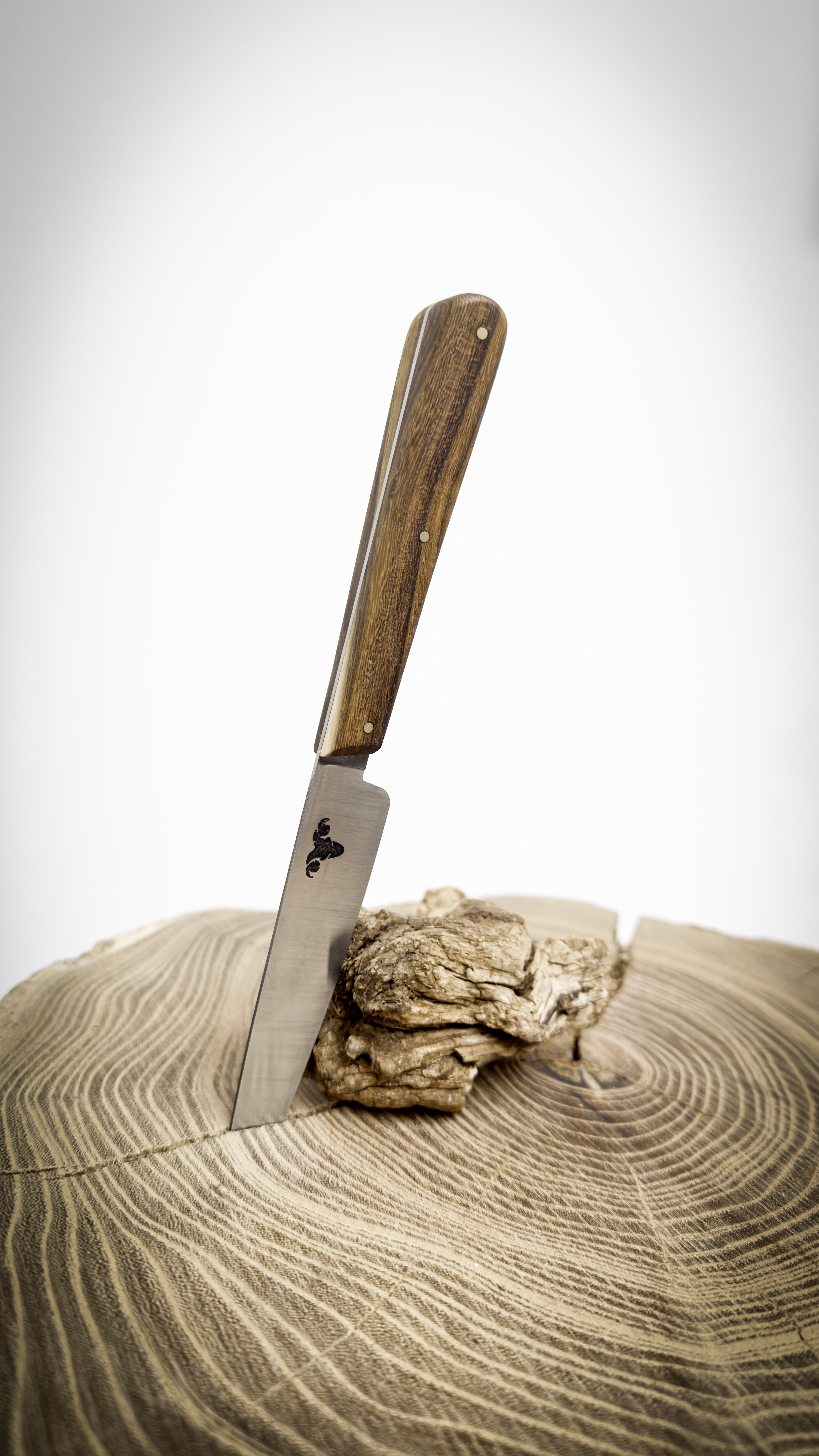 Couteau d'office manche en arbre de Judée