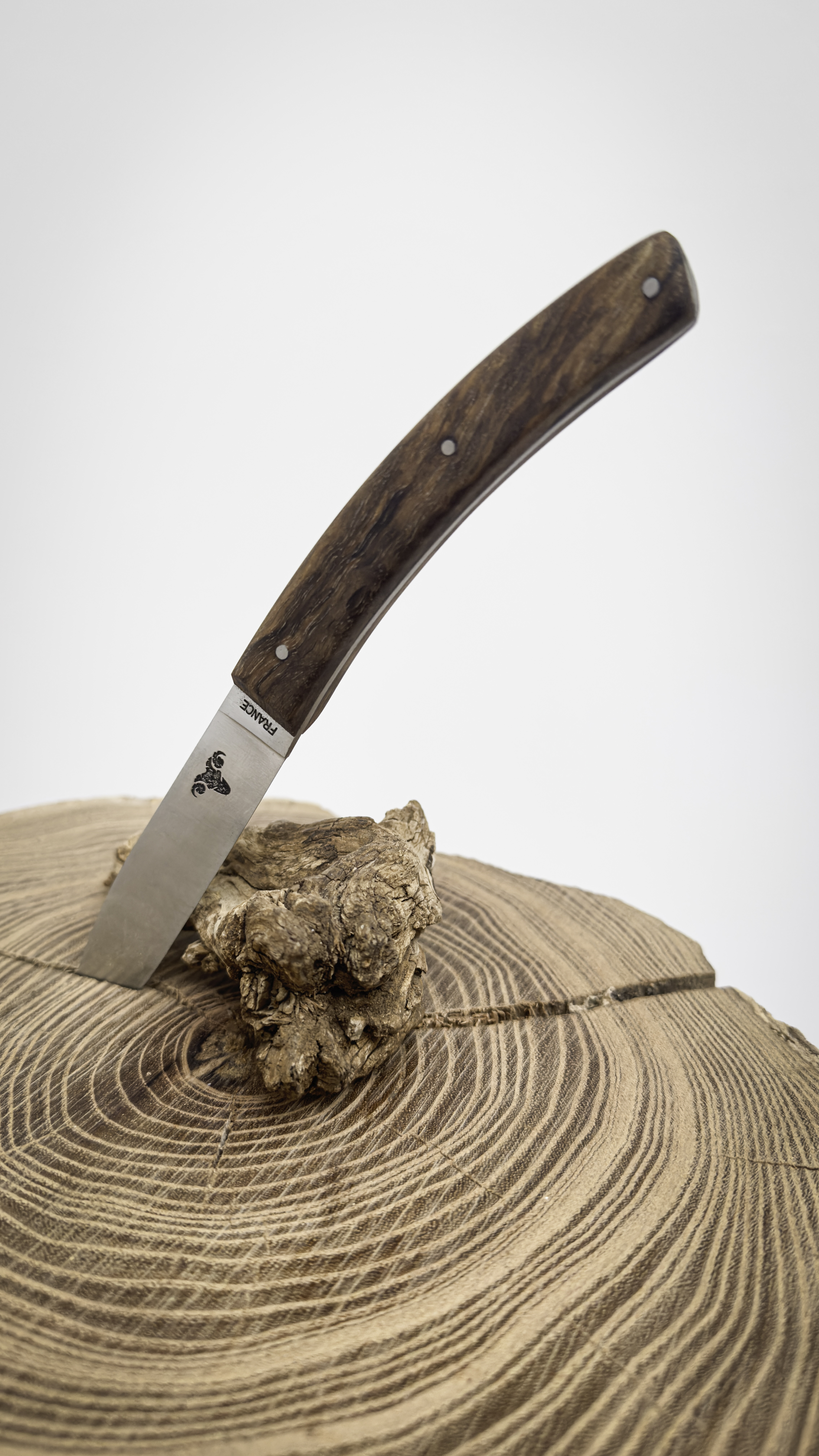 Couteau de table manche en loupe de noyer stabilisé