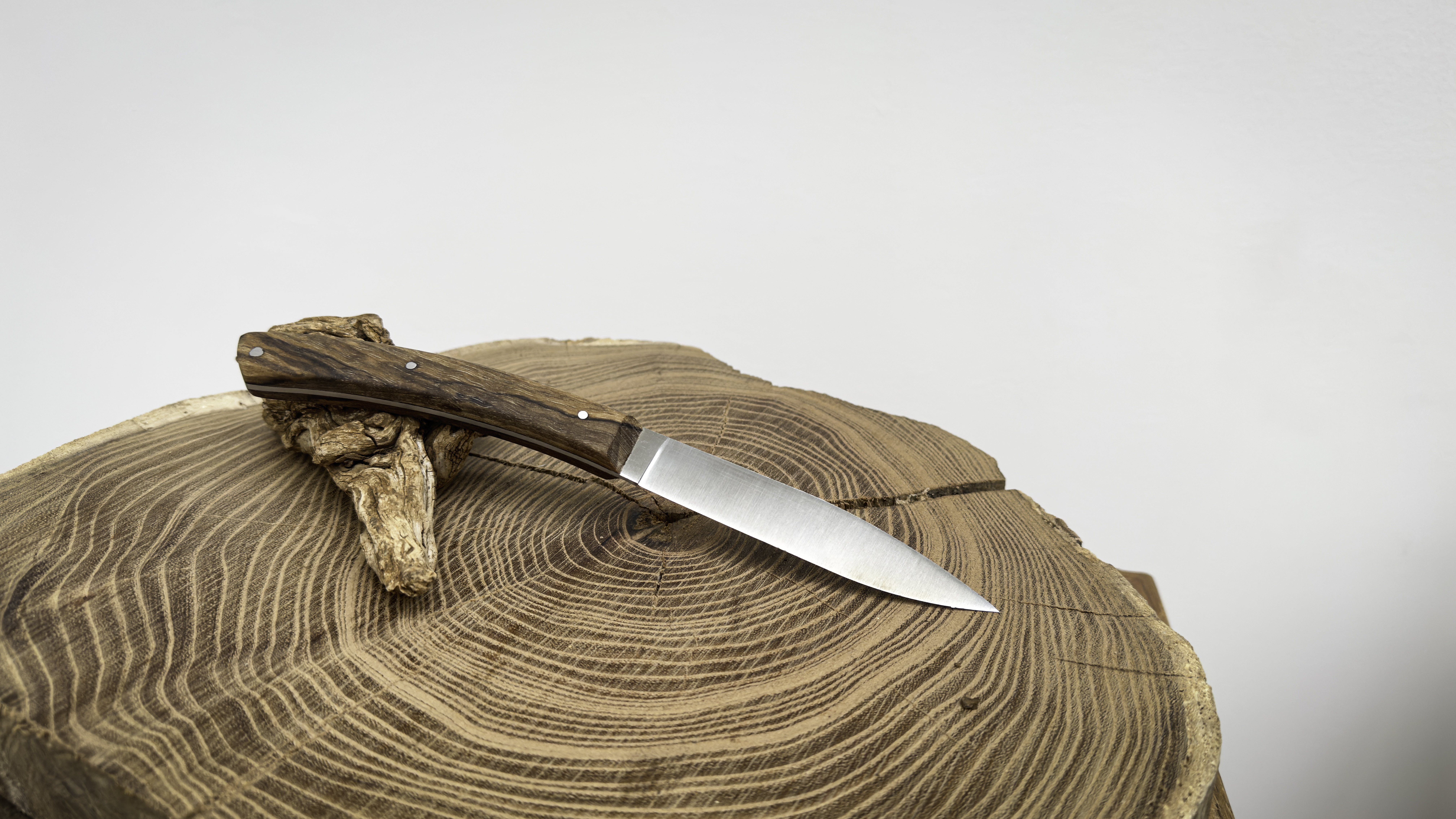 Couteau de table manche en loupe de noyer stabilisé