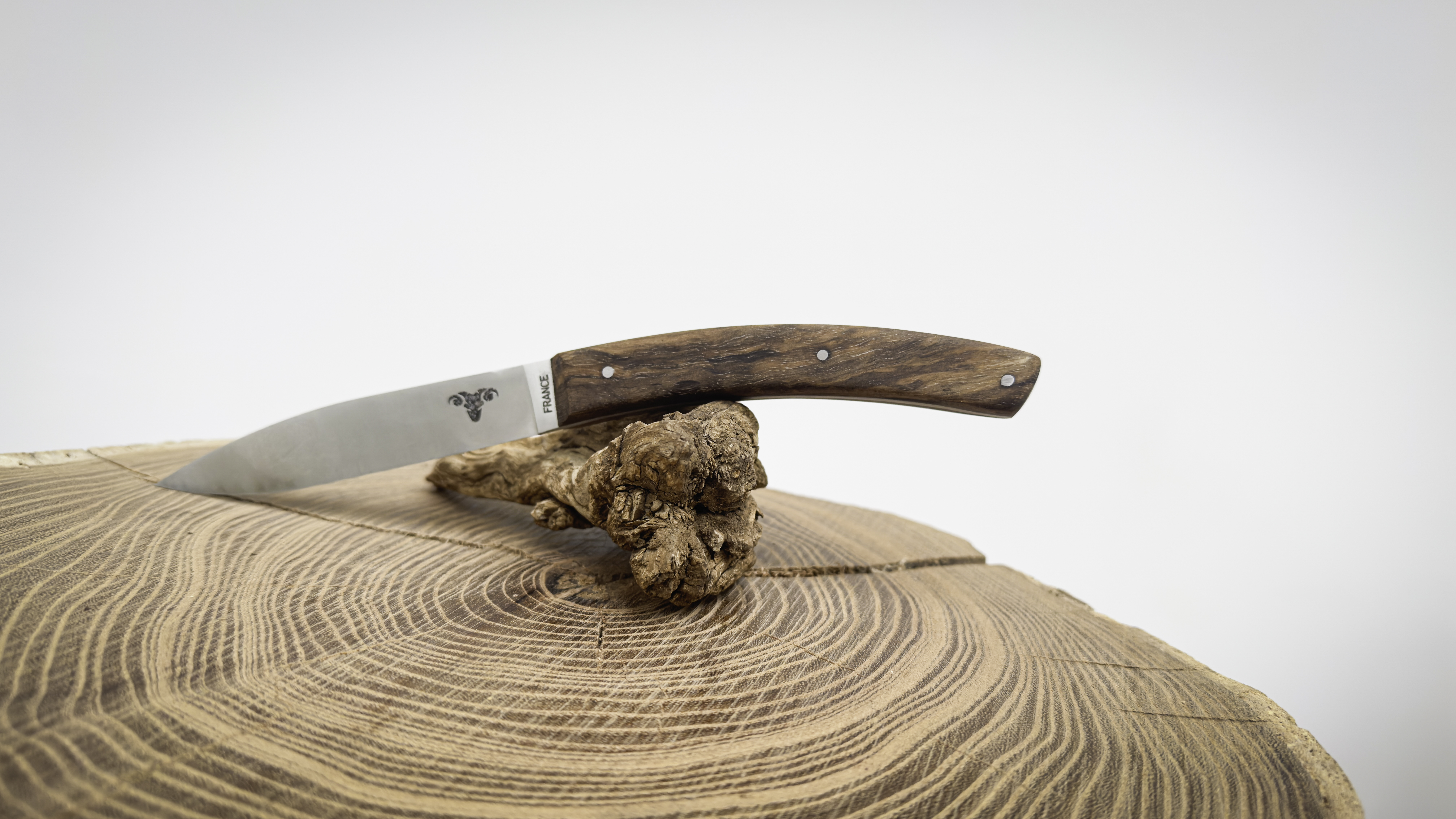 Couteau de table manche en loupe de noyer stabilisé