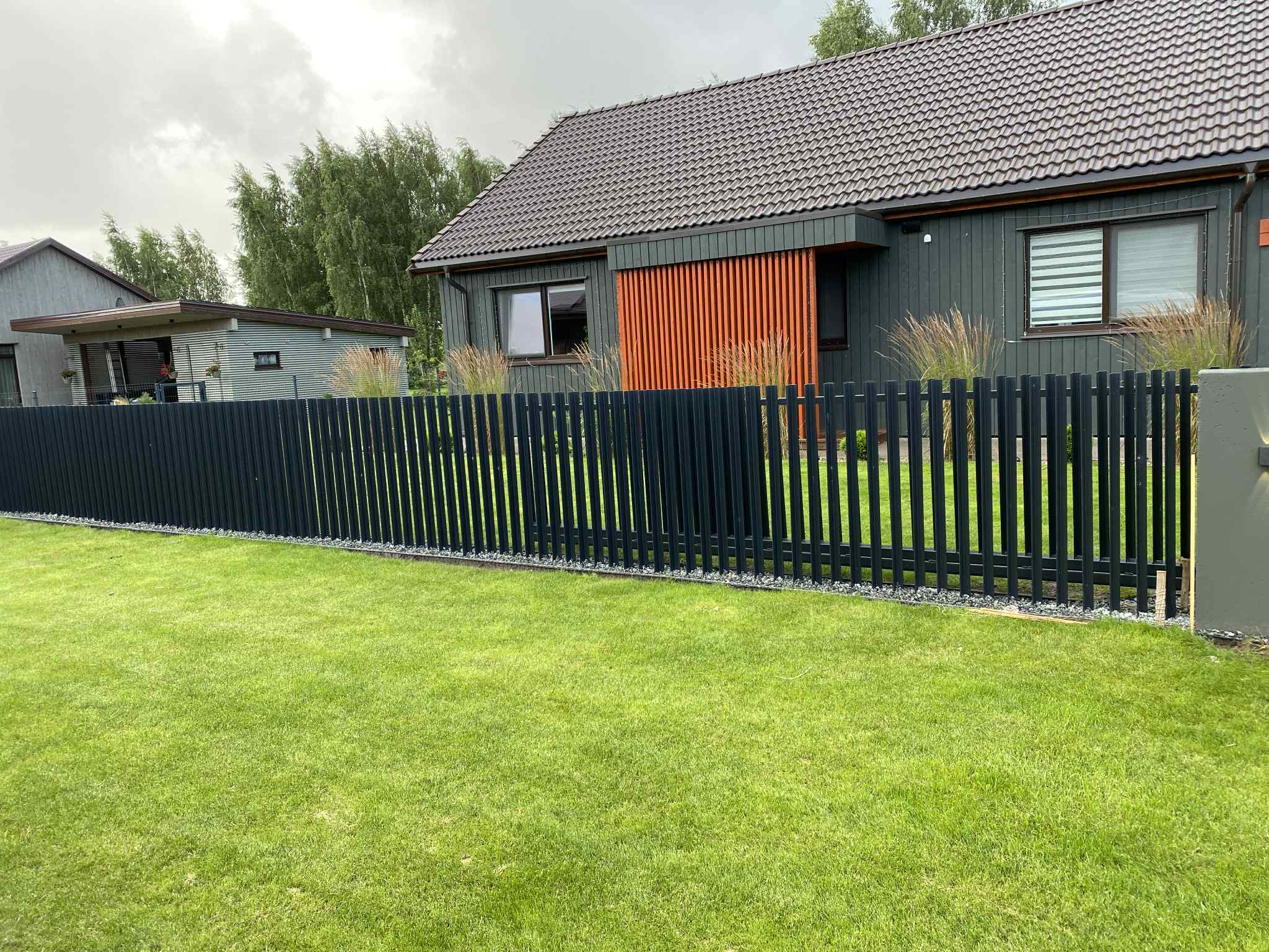 Metalinių strypų tvora (Šukų tipo)