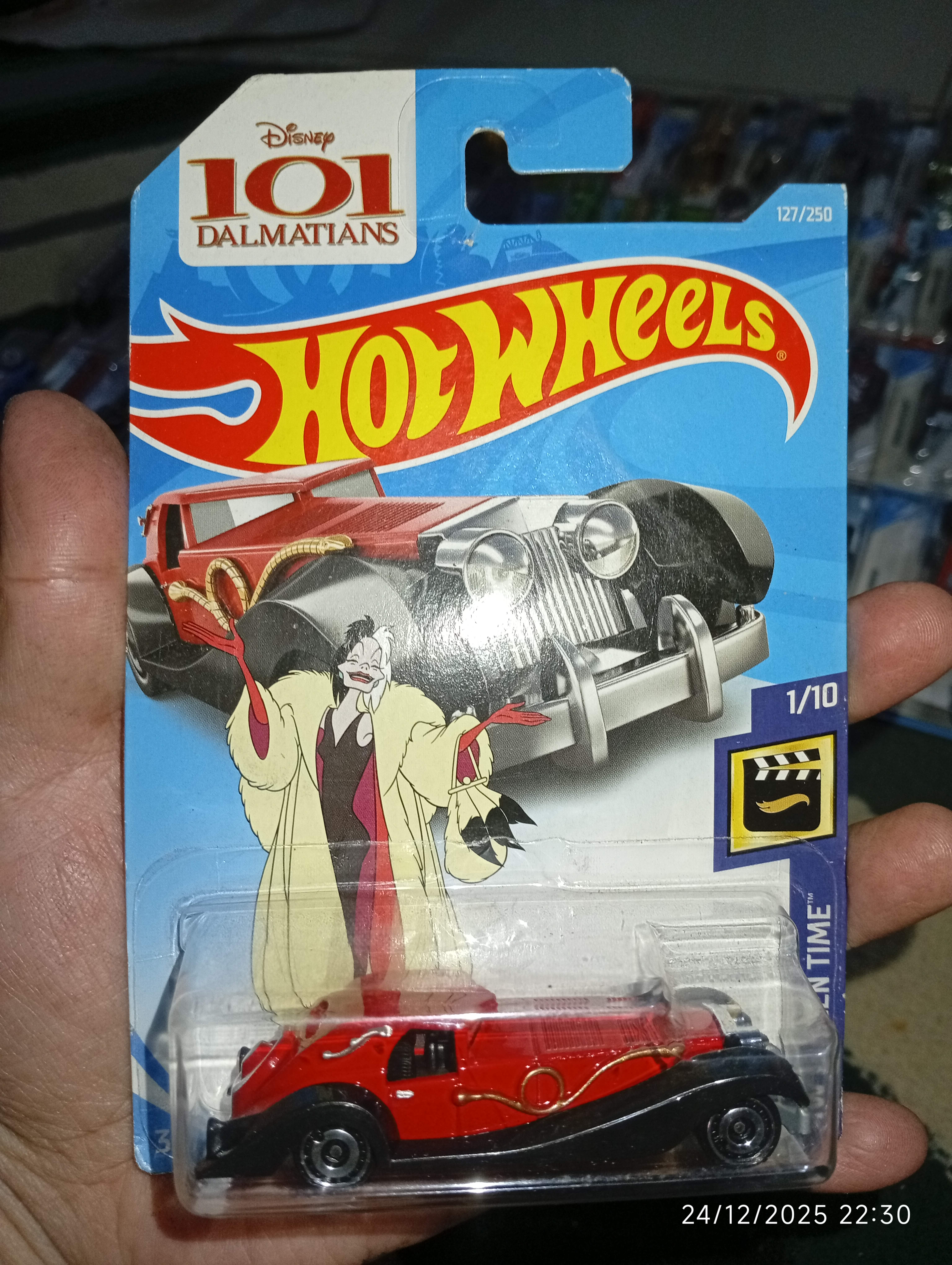Hot Wheels Disney 101 Dalmatians Cruella De Vil Car