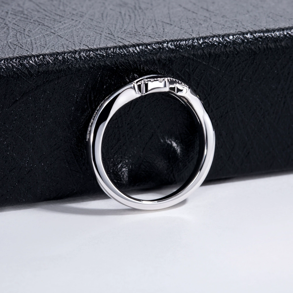 Luna Axis – Geometric Crossover Diamond Ring