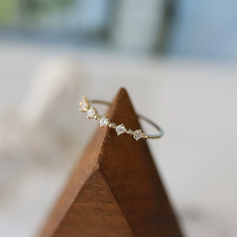 Élodie – 9K Gold Six Diamond Zircon Ring