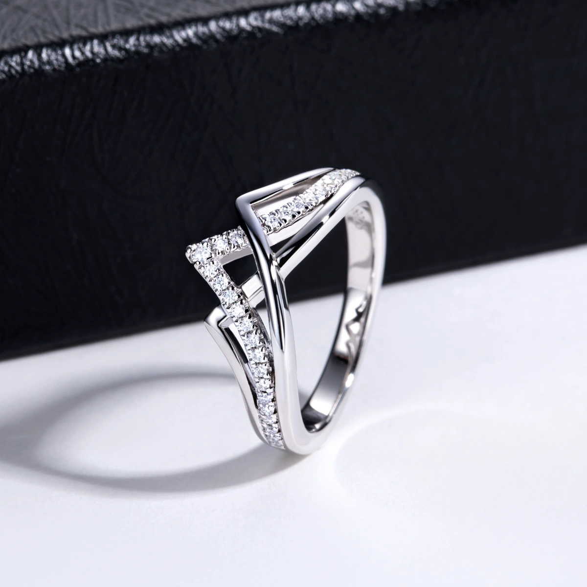 Luna Axis – Geometric Crossover Diamond Ring