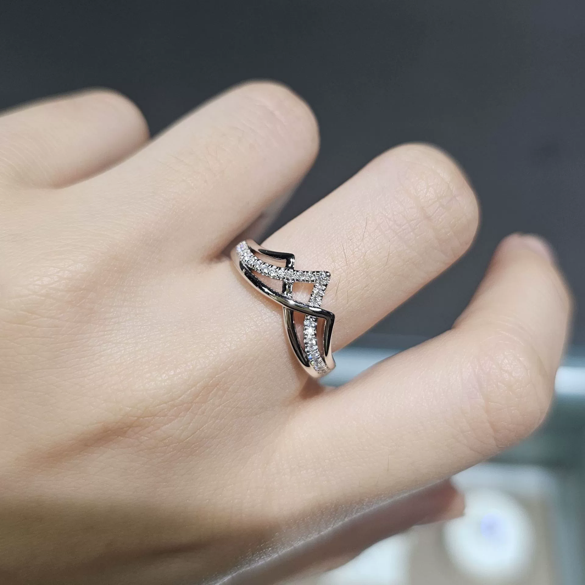 Luna Axis – Geometric Crossover Diamond Ring