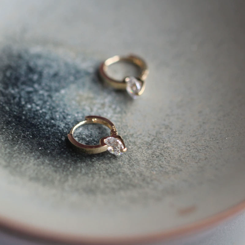 Aurora Solitaire – 9K Gold Huggie Earrings