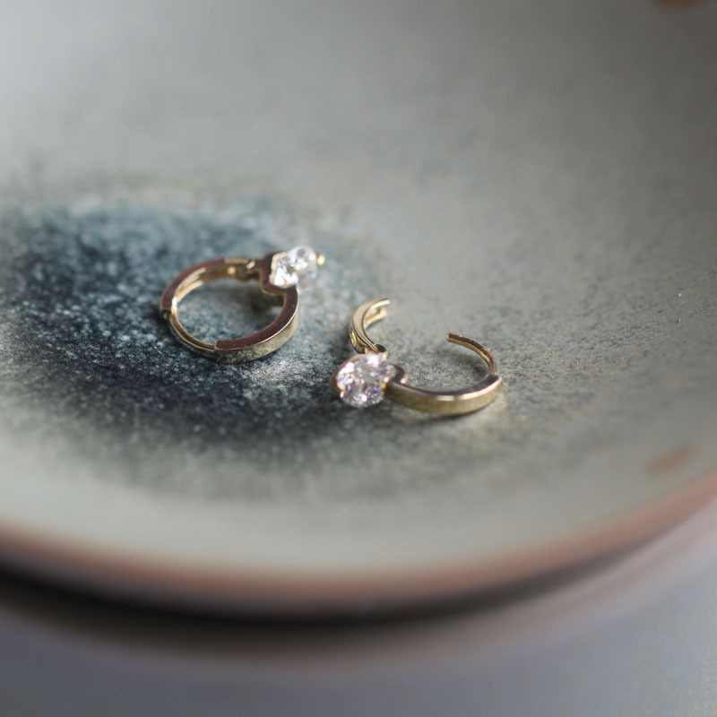 Aurora Solitaire – 9K Gold Huggie Earrings