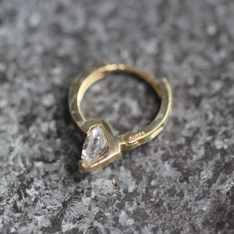 Aurora Solitaire – 9K Gold Huggie Earrings